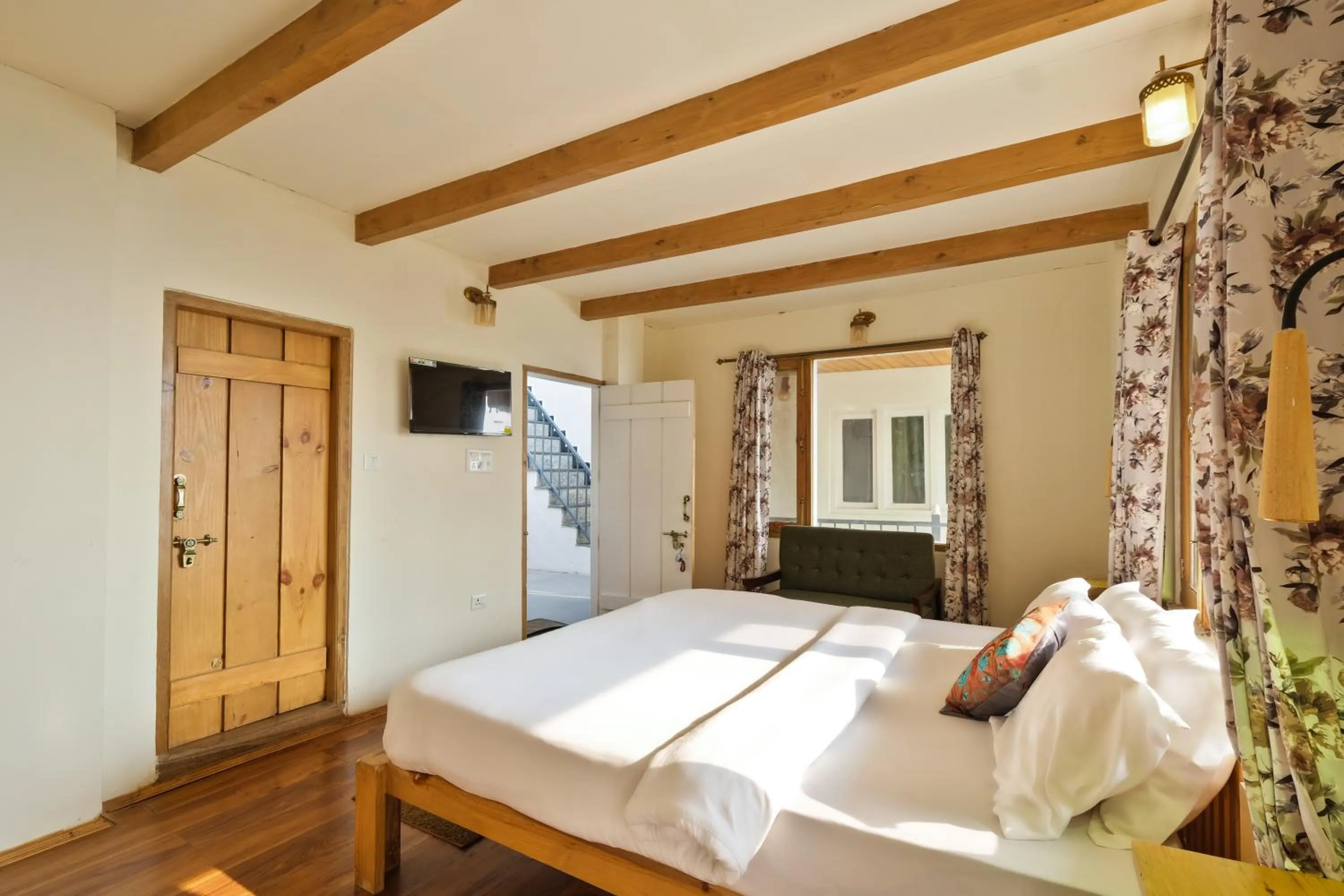 Bedroom, Bed in Jomotel Dayaar - An Apple Orchard Villa