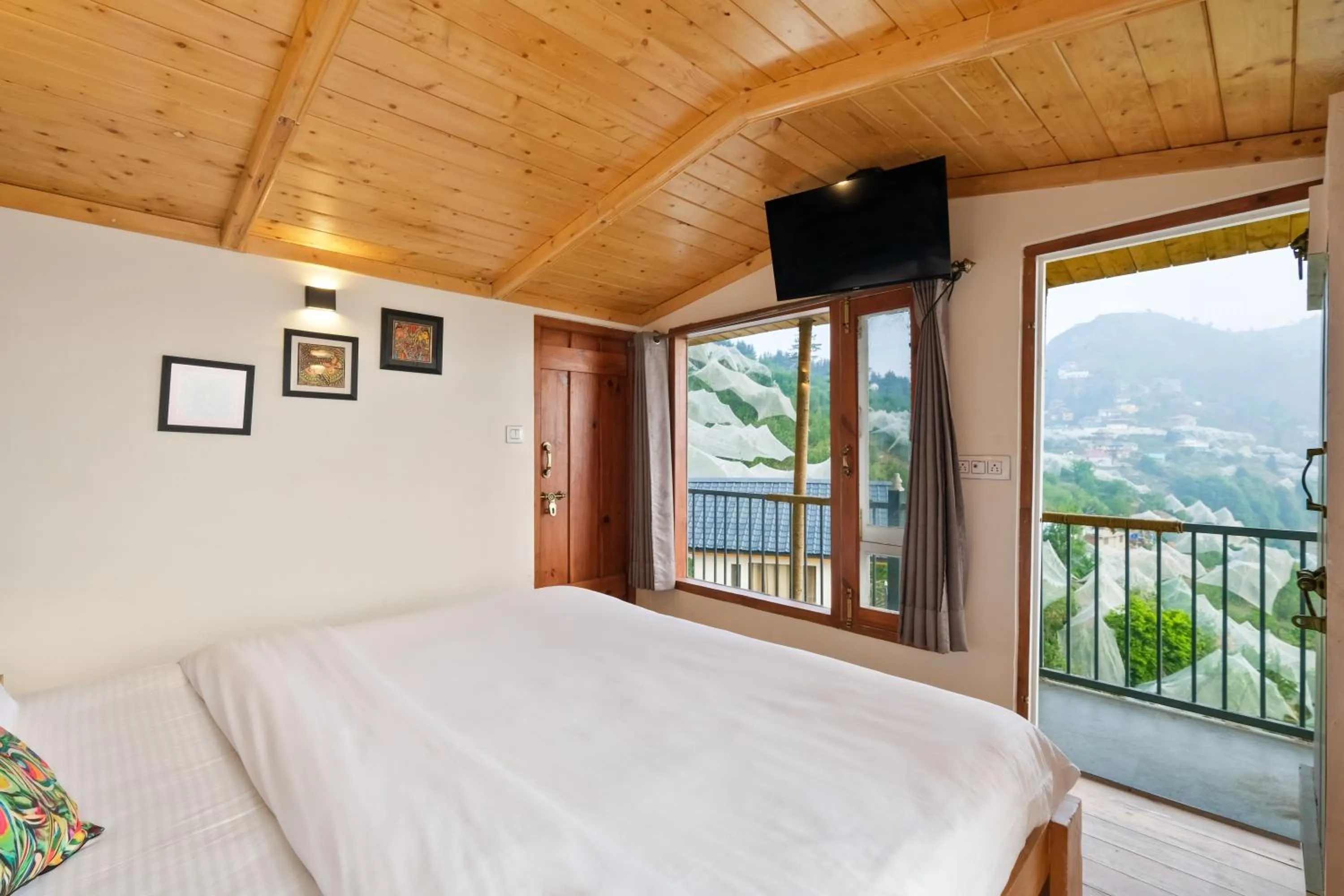 Photo of the whole room, Bed in Jomotel Dayaar - An Apple Orchard Villa