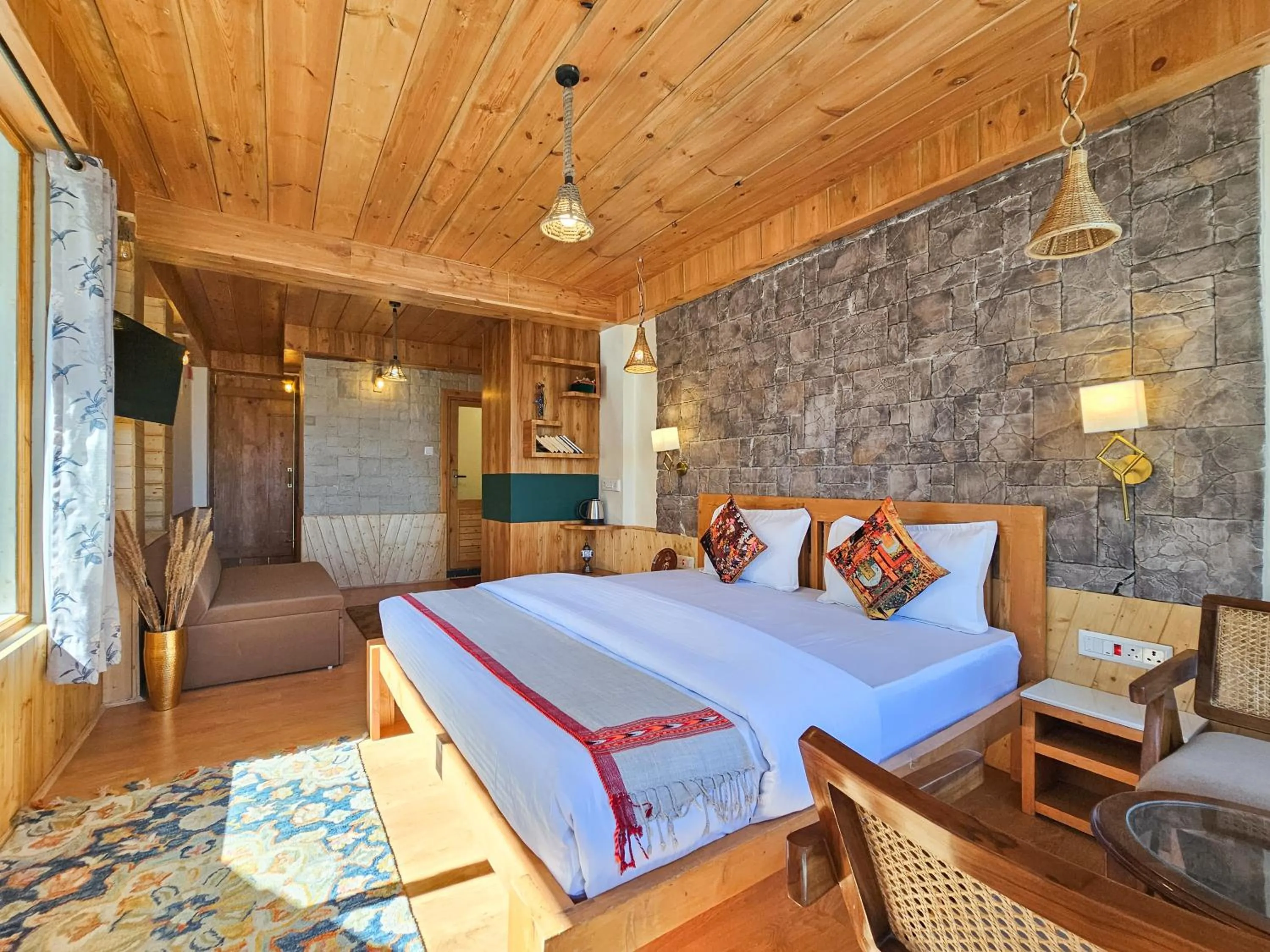 Bedroom, Bed in Jomotel Dayaar - An Apple Orchard Villa