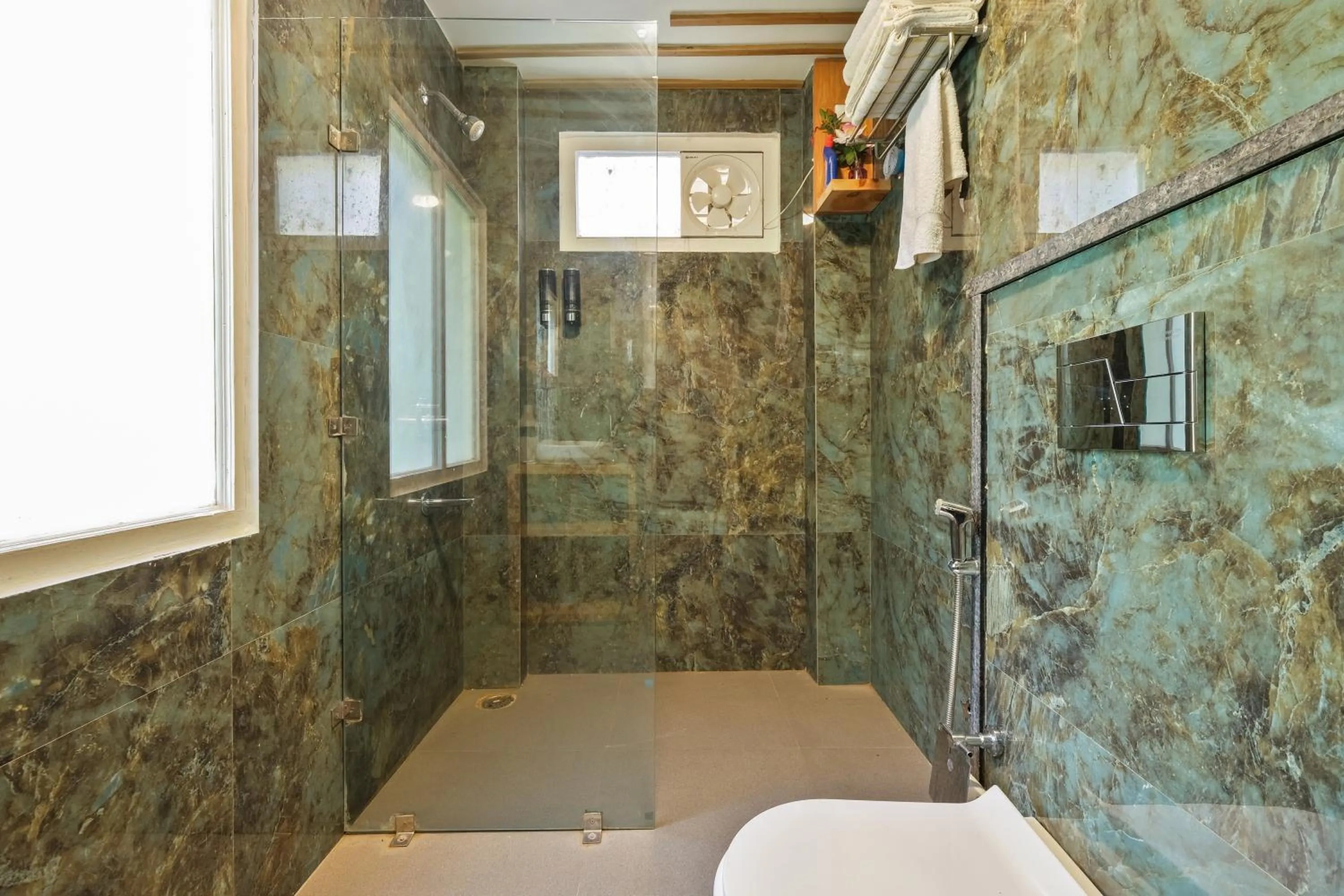 Shower in Jomotel Dayaar - An Apple Orchard Villa