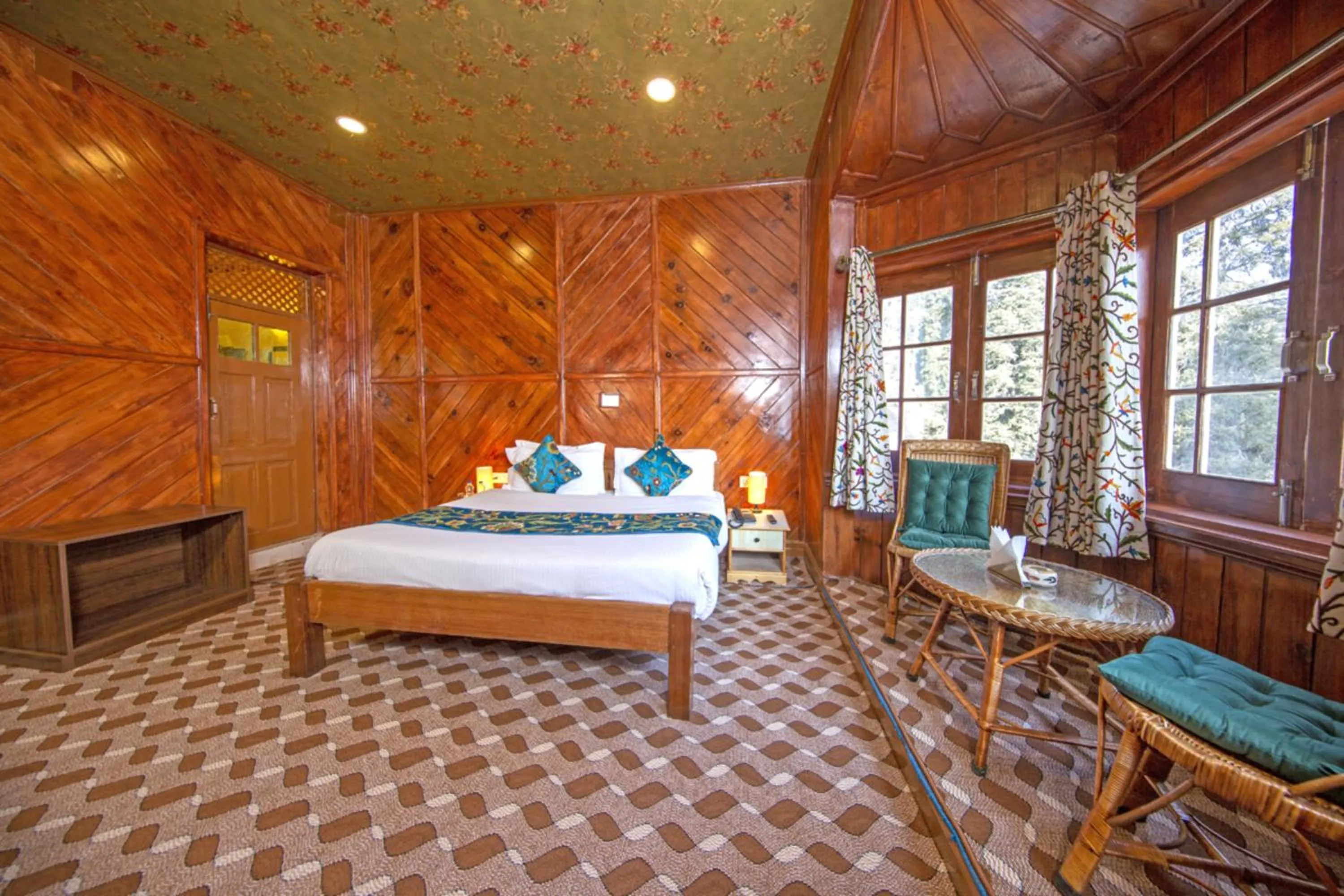 Photo of the whole room, Bed in Gulmarg Ski Hill Resort