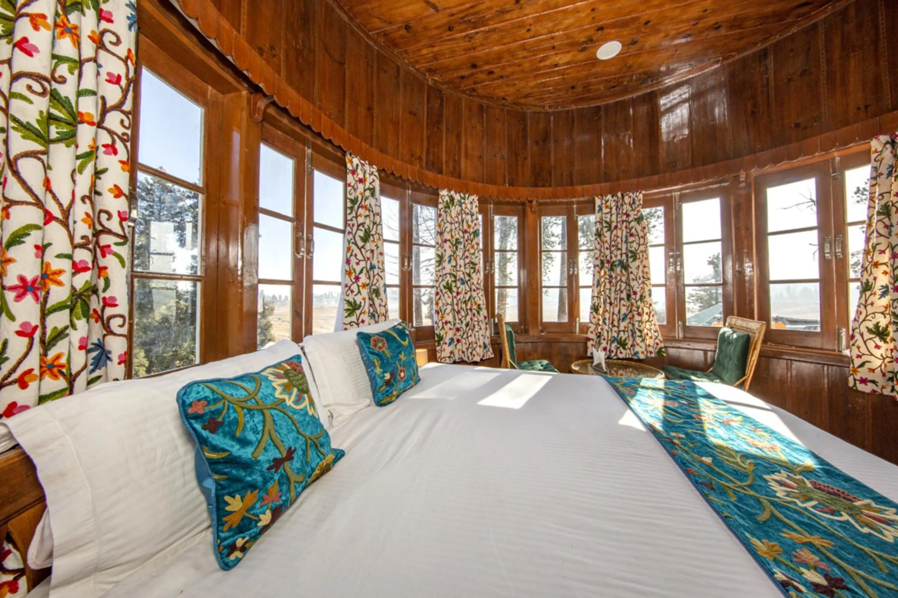 Photo of the whole room, Bed in Gulmarg Ski Hill Resort