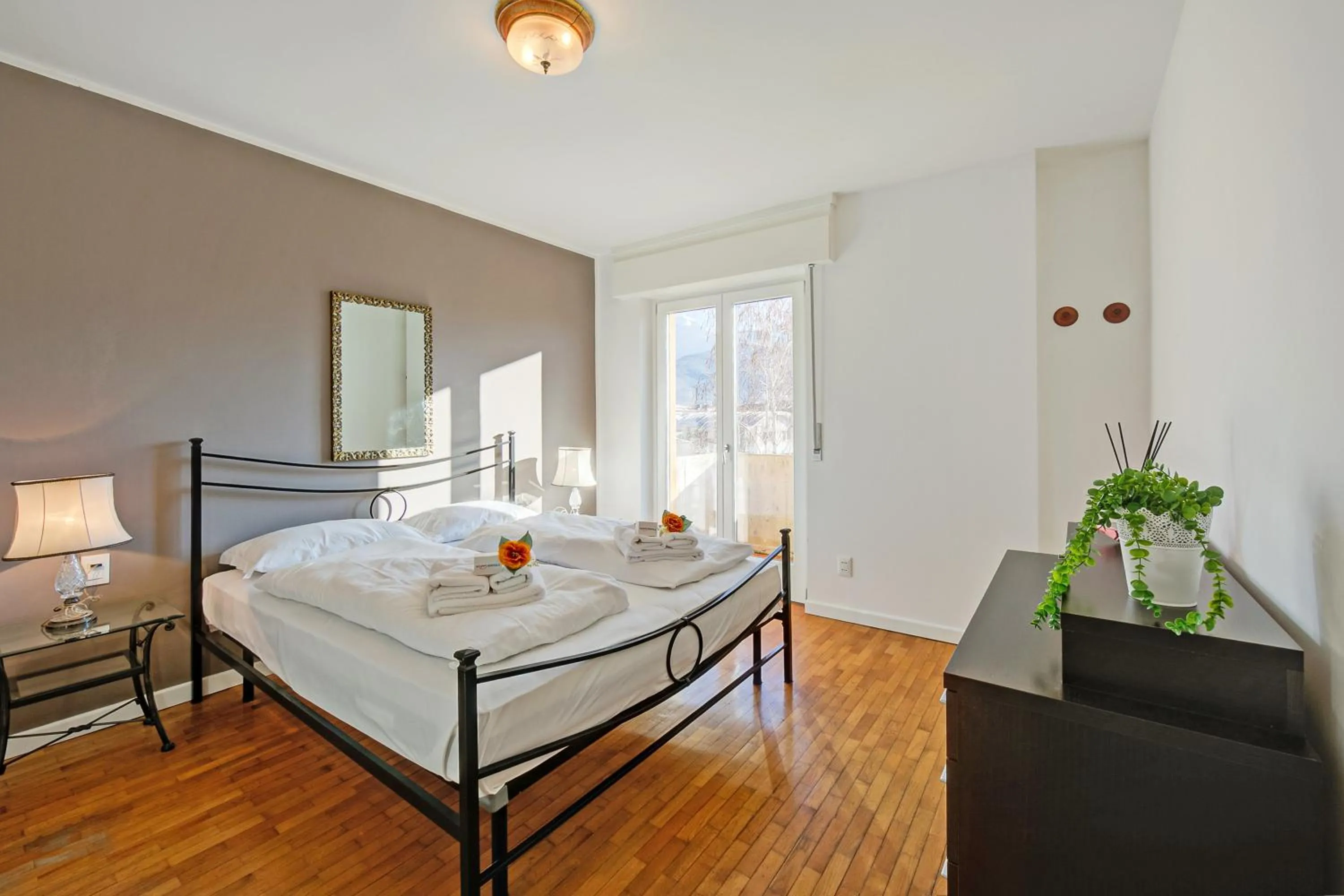 Bedroom, Bed in Antares150m from the Lake - Happy Rentals