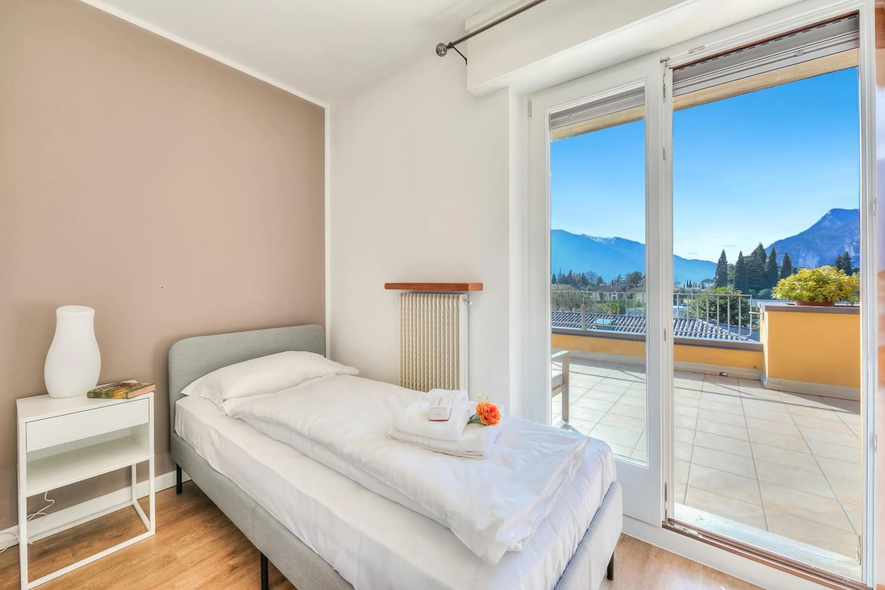 Bedroom, Bed in Antares150m from the Lake - Happy Rentals