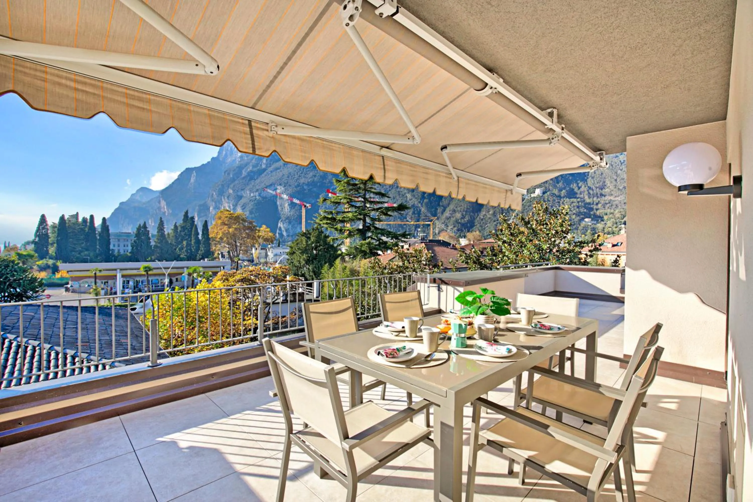 Dining area in Antares150m from the Lake - Happy Rentals