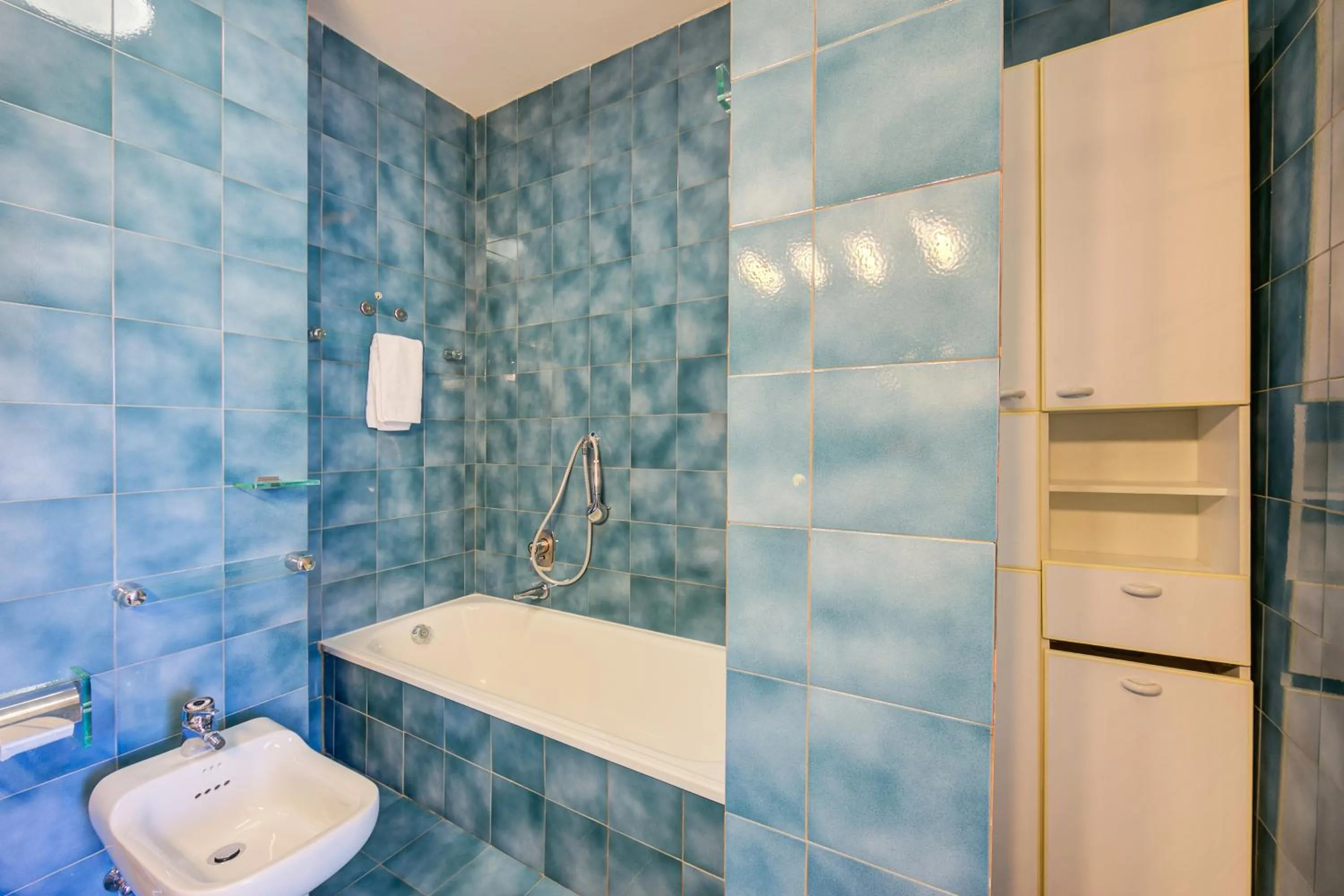 Bathroom in Antares150m from the Lake - Happy Rentals