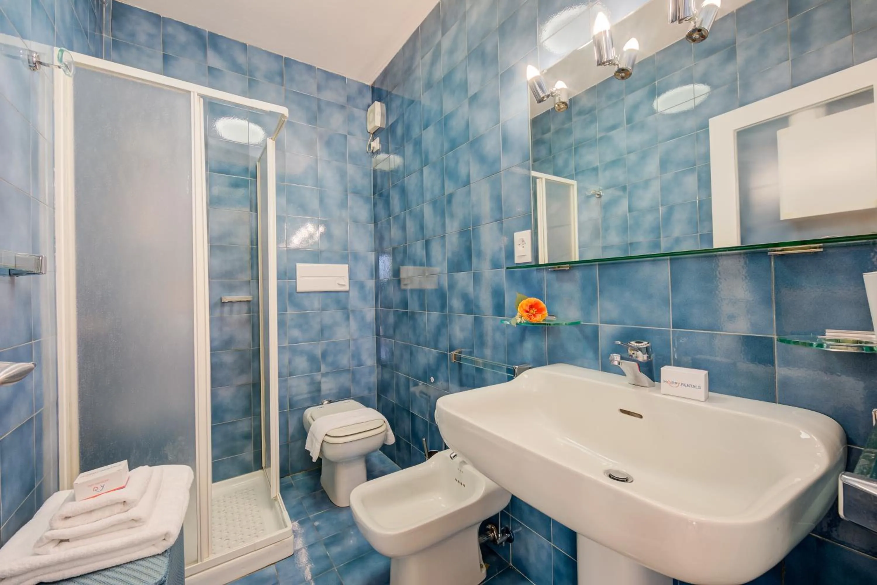 Shower in Antares150m from the Lake - Happy Rentals