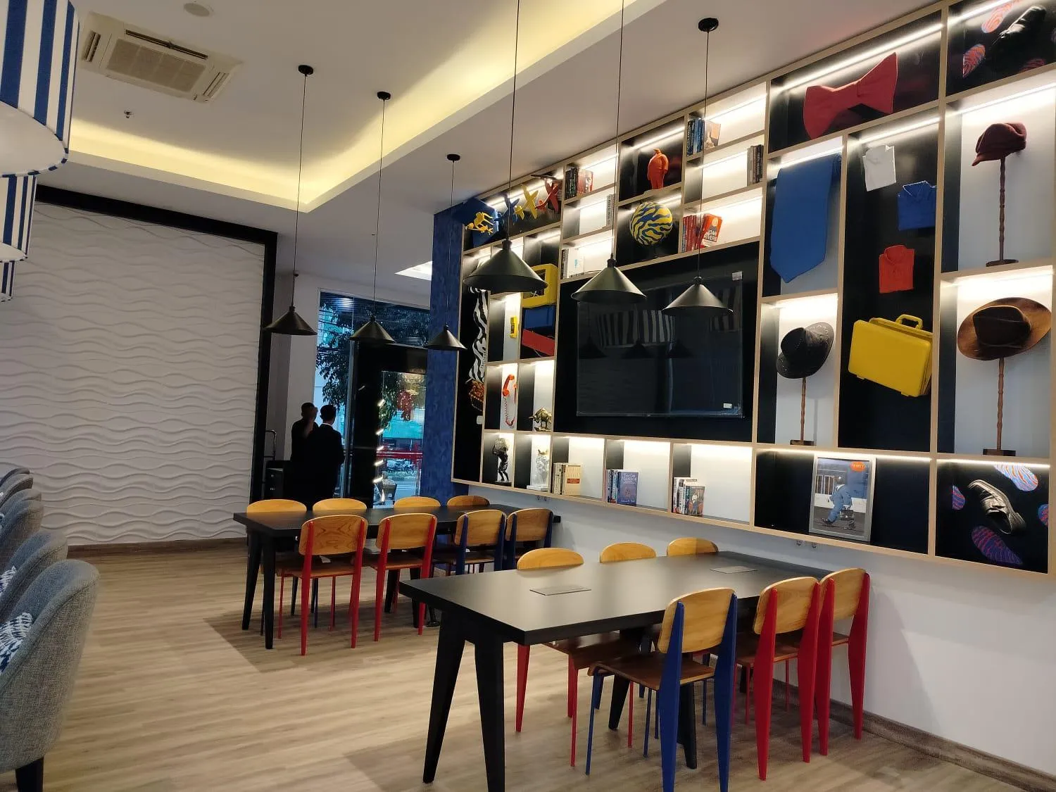 Area and facilities in Moritz Biz Gandaria