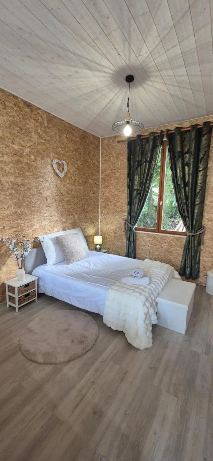 Bedroom, Bed in Kilomètre 99