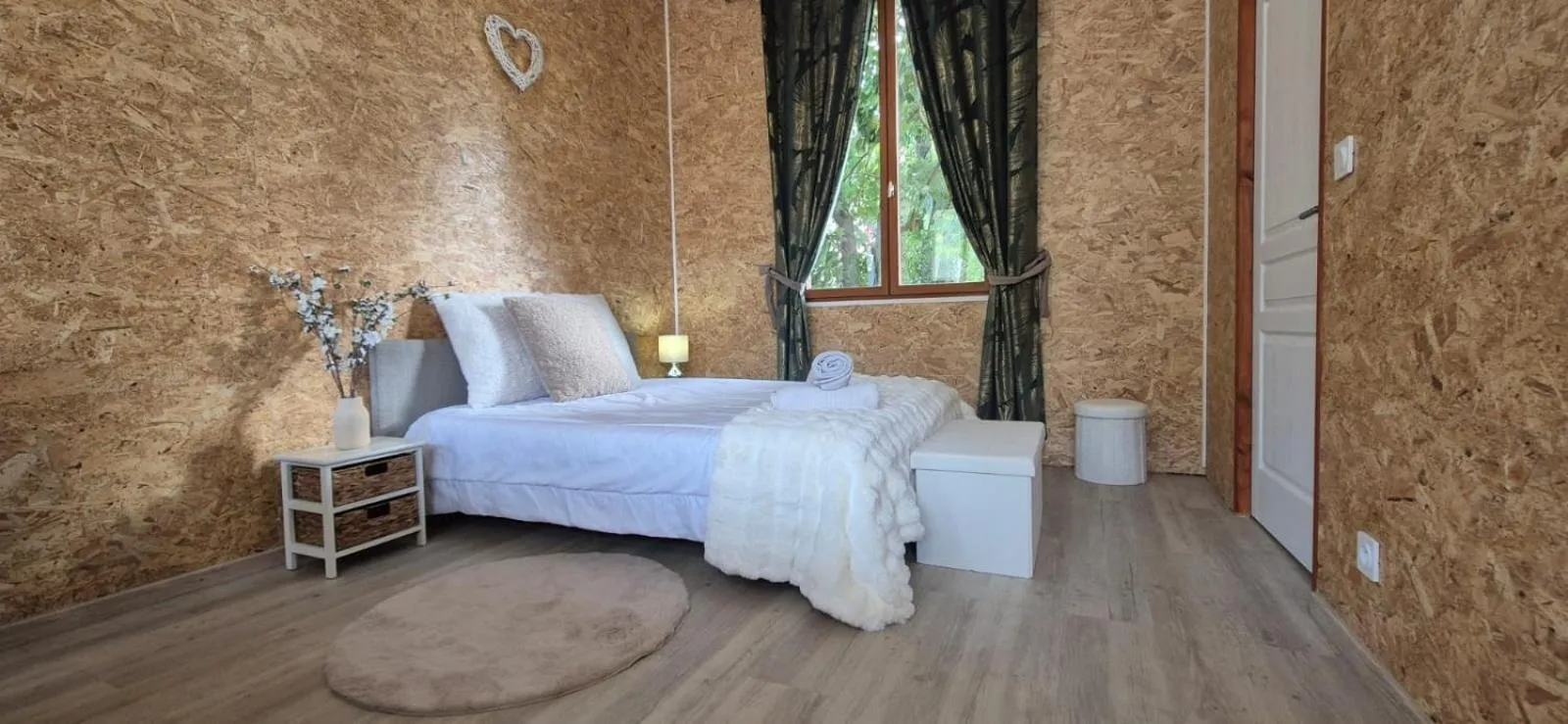 Photo of the whole room, Bed in Kilomètre 99