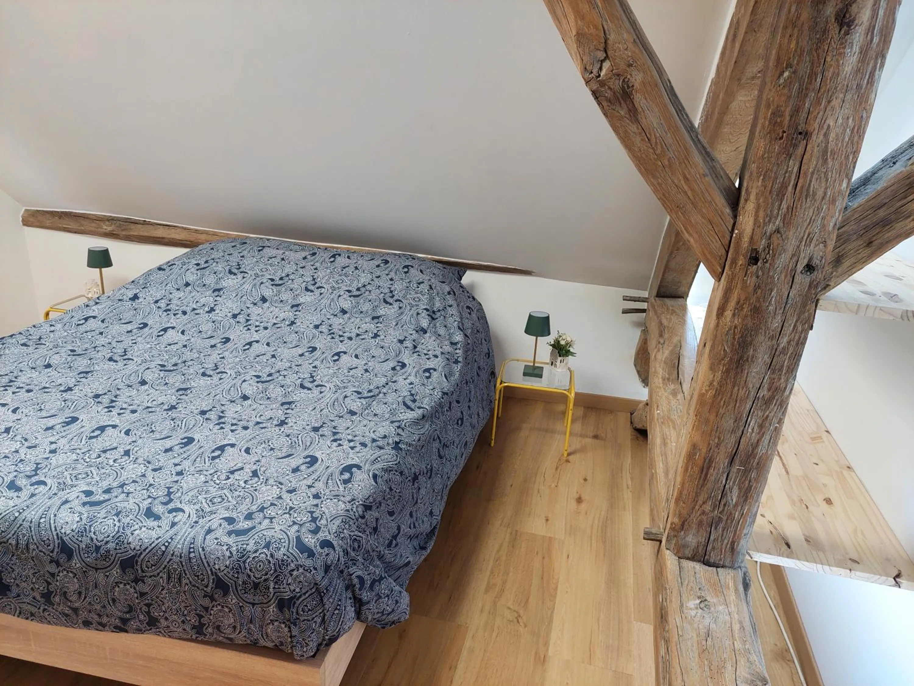 Photo of the whole room, Bed in Kilomètre 99