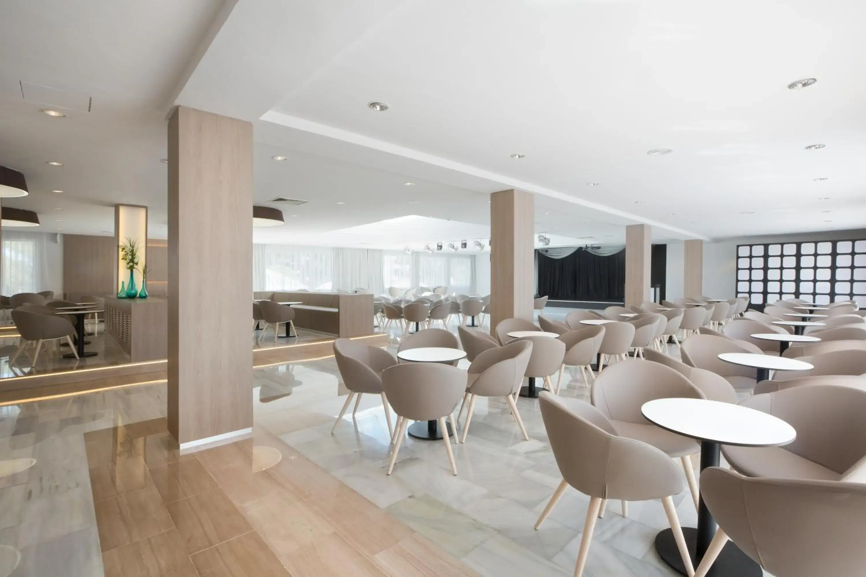 Lounge or bar in Grupotel Gran Vista & Spa Lounge or bar in Grupotel Gran Vista & Spa