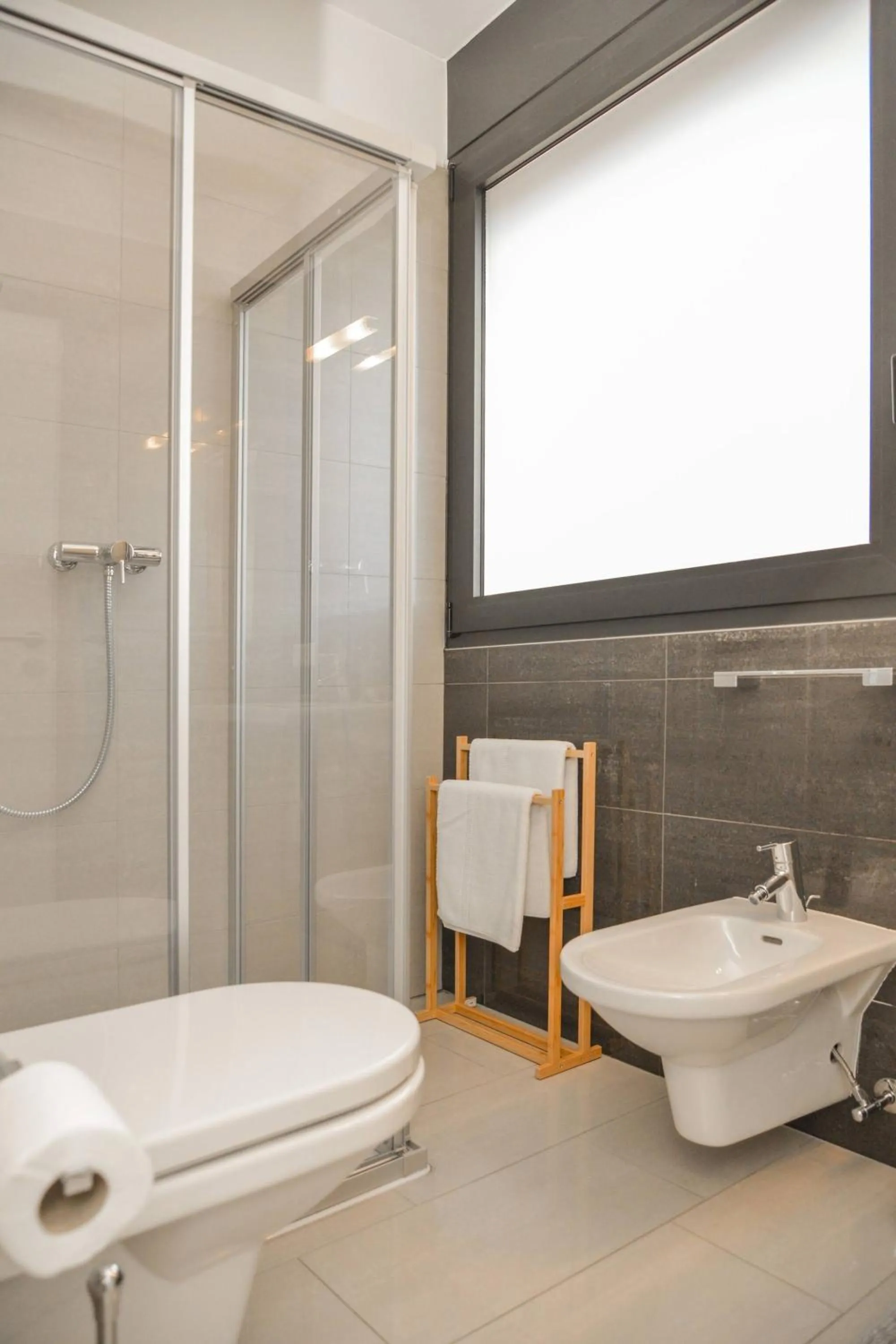 Shower in New Central Plaza Apartment -2