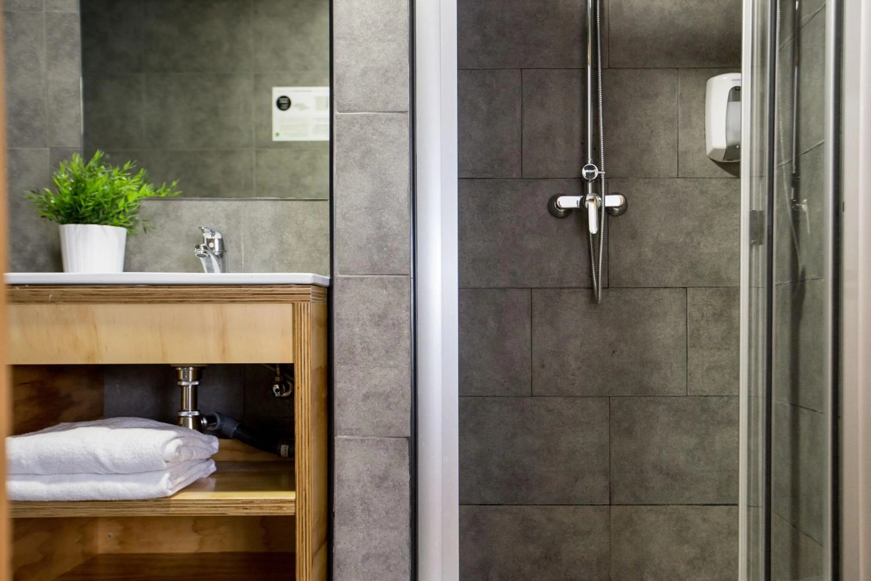 Shower in Rooms Ciencias