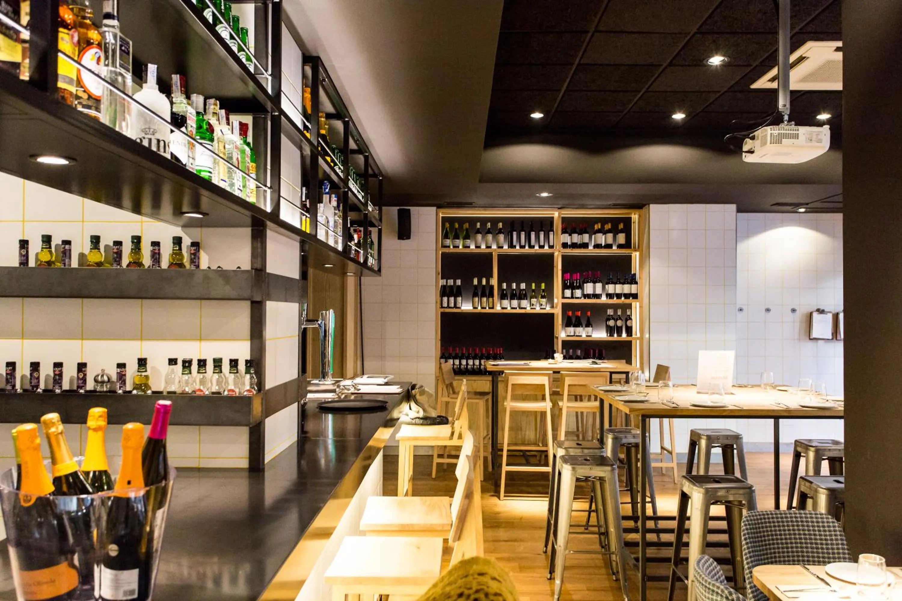 Restaurant/places to eat in Rooms Ciencias