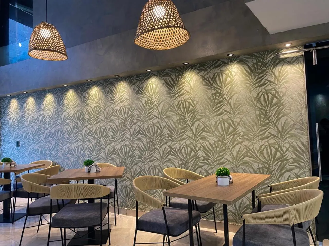 Restaurant/places to eat in Street 55 Hotel