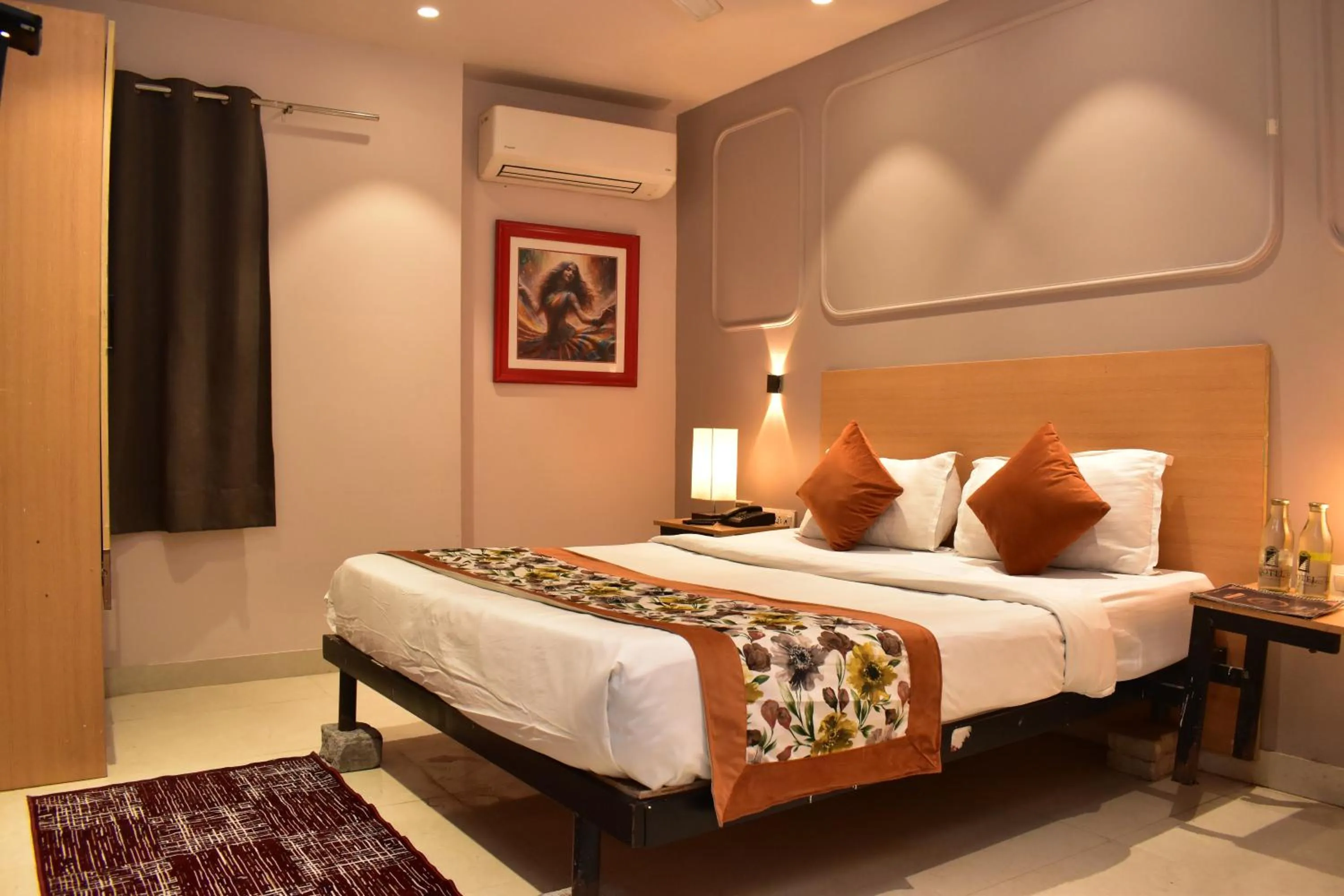 Bed in Qotel Comfort Golden Saffron Punjabi Bagh New Delhi