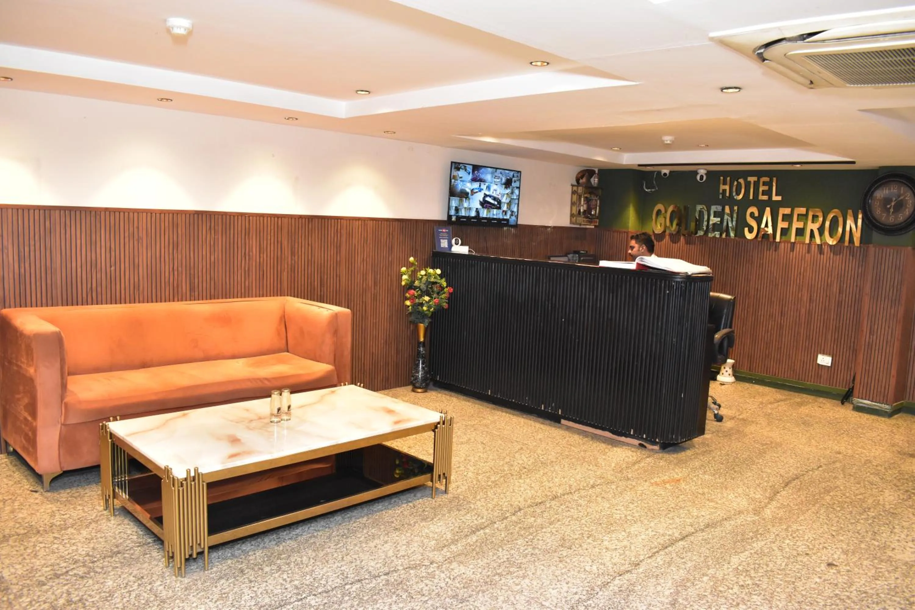 Living room in Qotel Comfort Golden Saffron Punjabi Bagh New Delhi