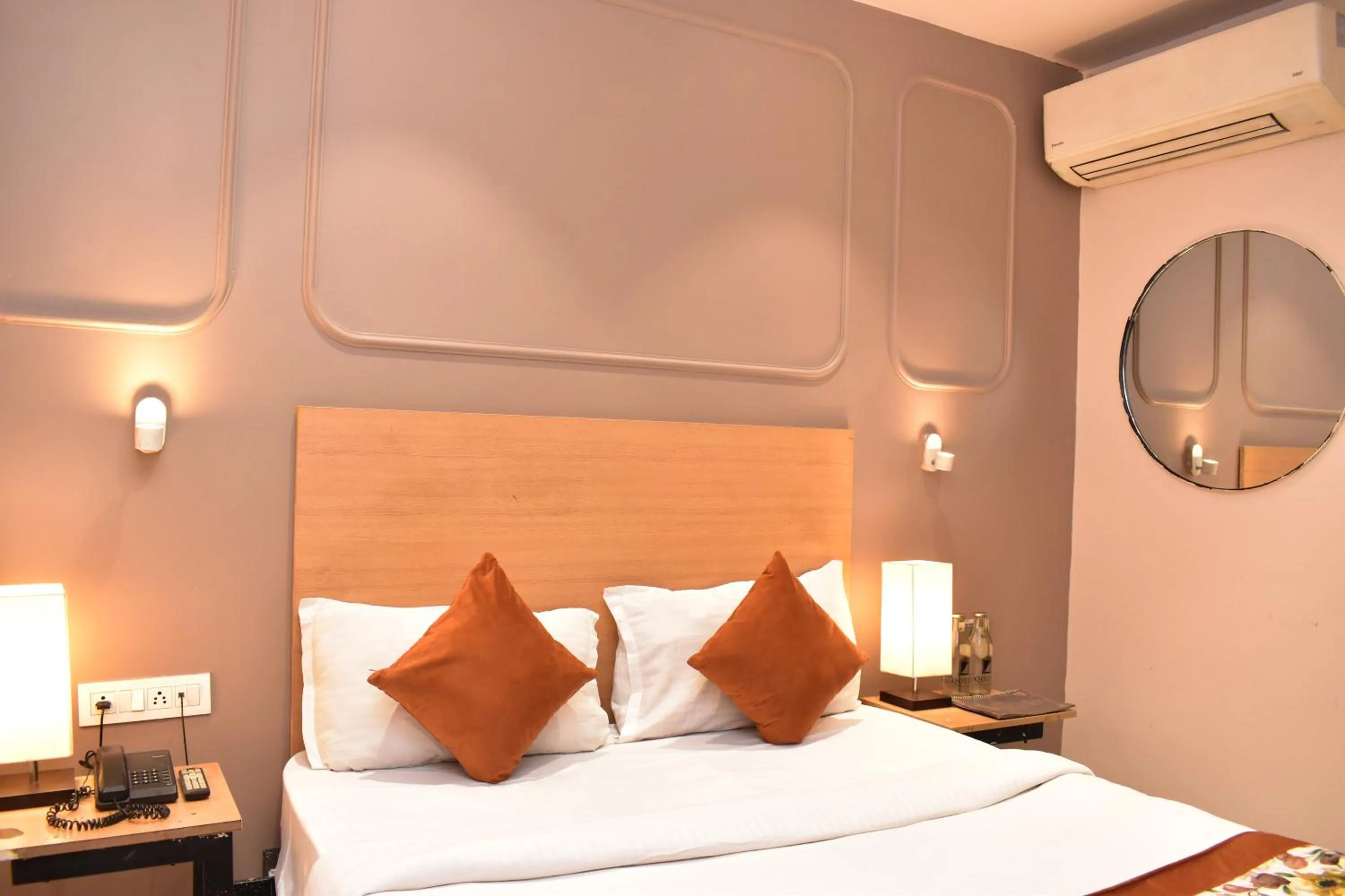 Bed in Qotel Comfort Golden Saffron Punjabi Bagh New Delhi