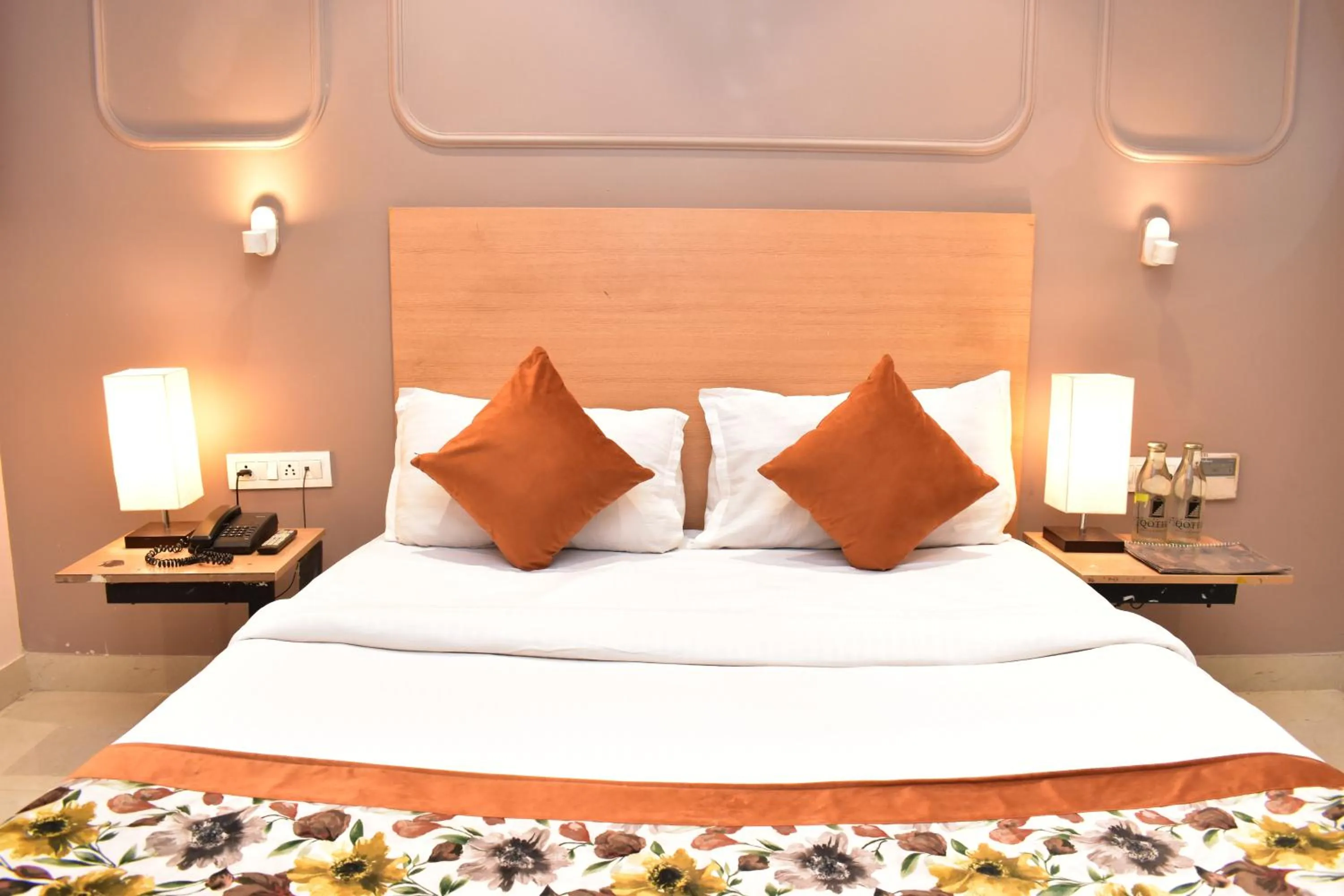 Bed in Qotel Comfort Golden Saffron Punjabi Bagh New Delhi