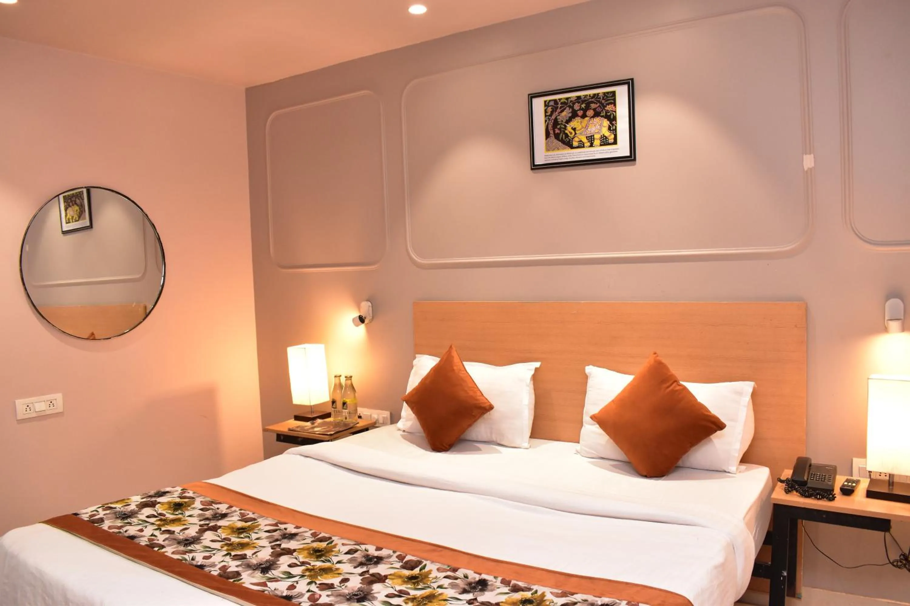Bed in Qotel Comfort Golden Saffron Punjabi Bagh New Delhi