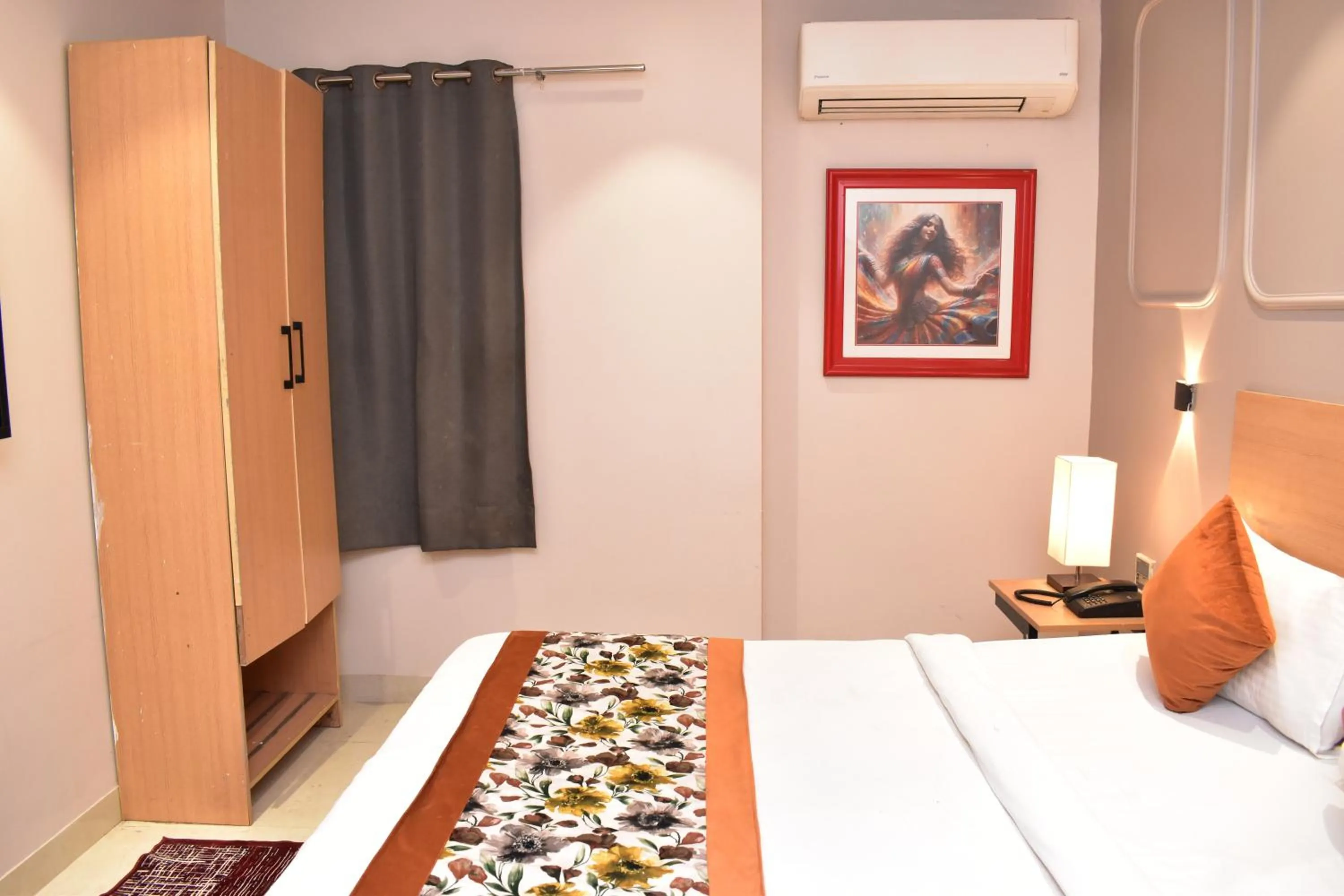 Bed in Qotel Comfort Golden Saffron Punjabi Bagh New Delhi