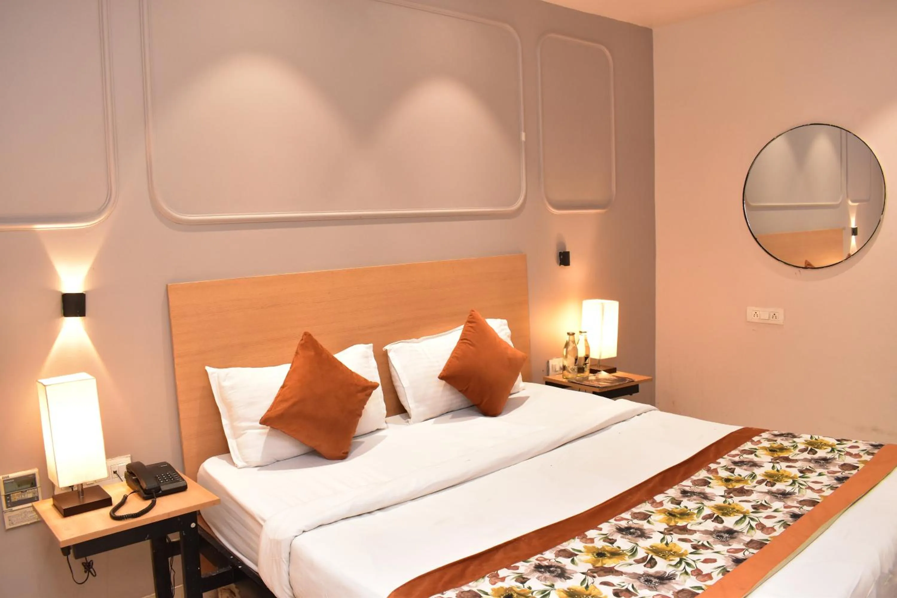 Bed in Qotel Comfort Golden Saffron Punjabi Bagh New Delhi