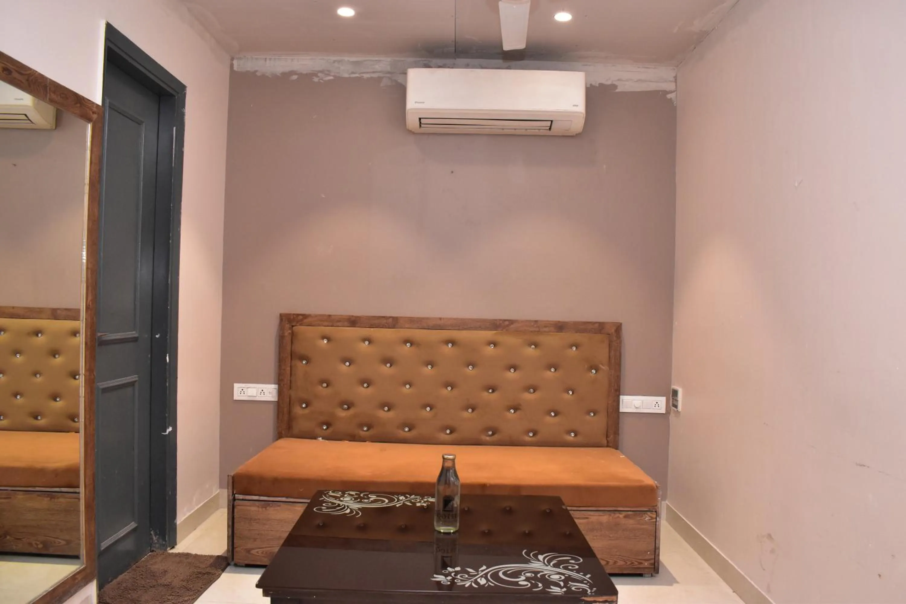 Living room in Qotel Comfort Golden Saffron Punjabi Bagh New Delhi