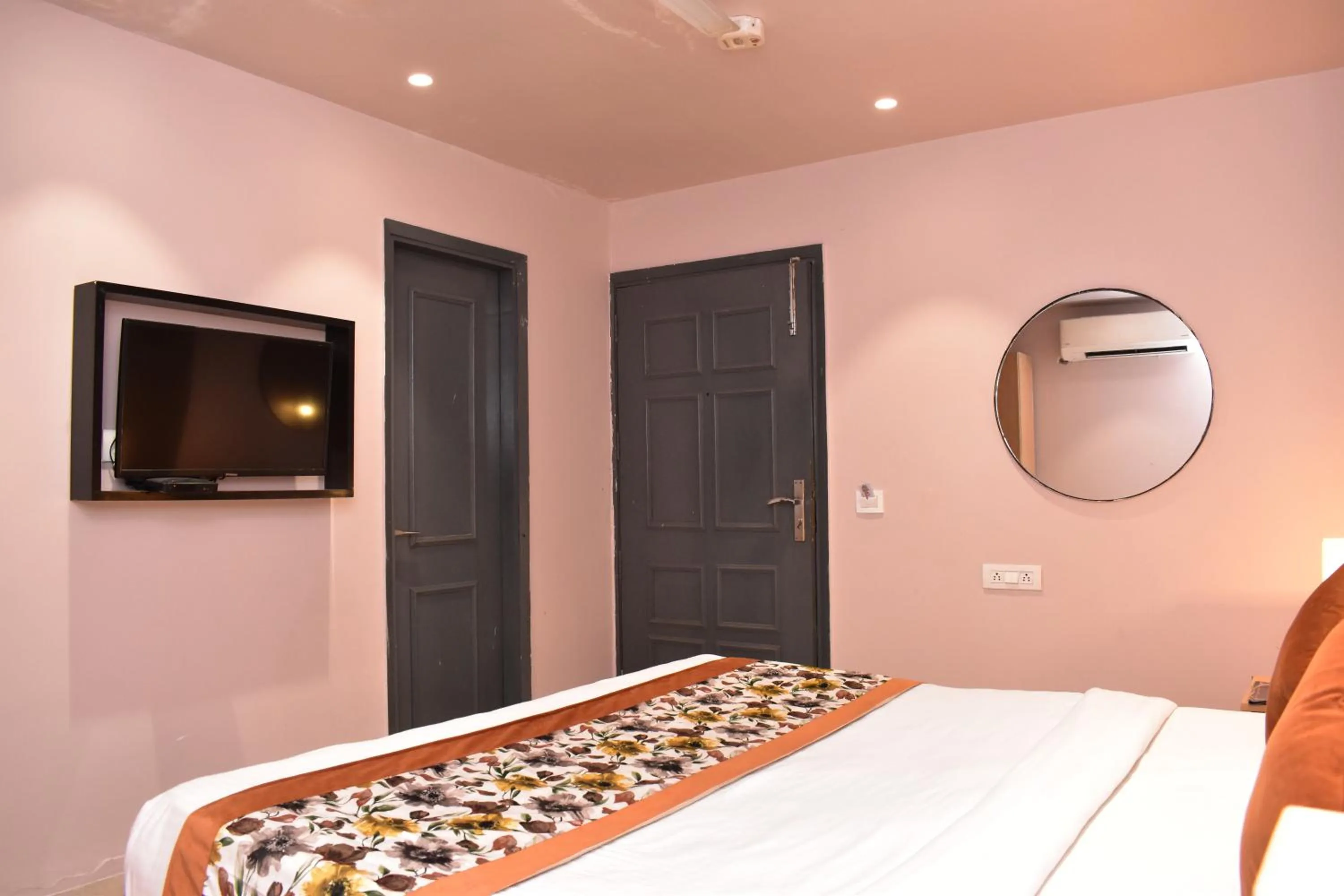 Bed in Qotel Comfort Golden Saffron Punjabi Bagh New Delhi
