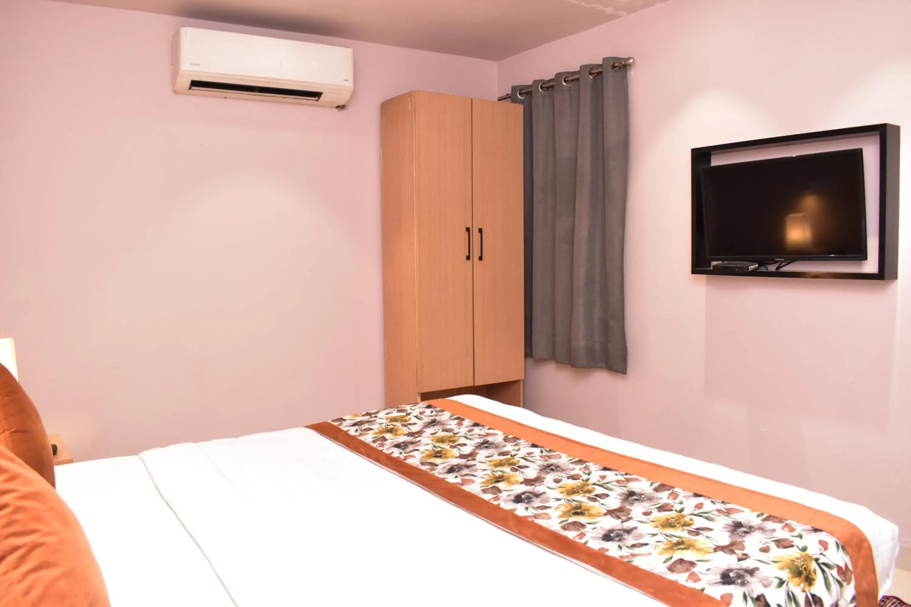 Bed in Qotel Comfort Golden Saffron Punjabi Bagh New Delhi