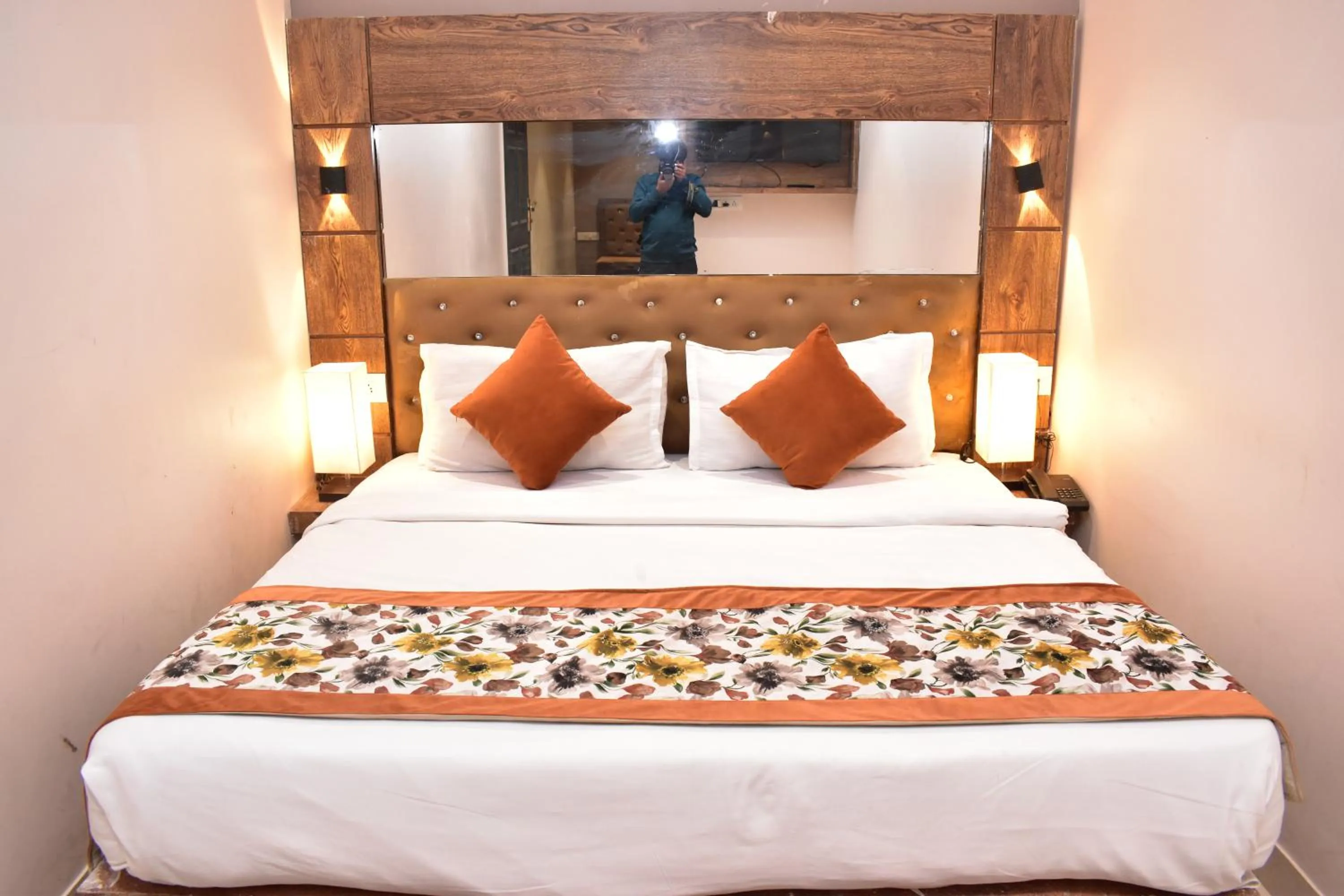 Bed in Qotel Comfort Golden Saffron Punjabi Bagh New Delhi