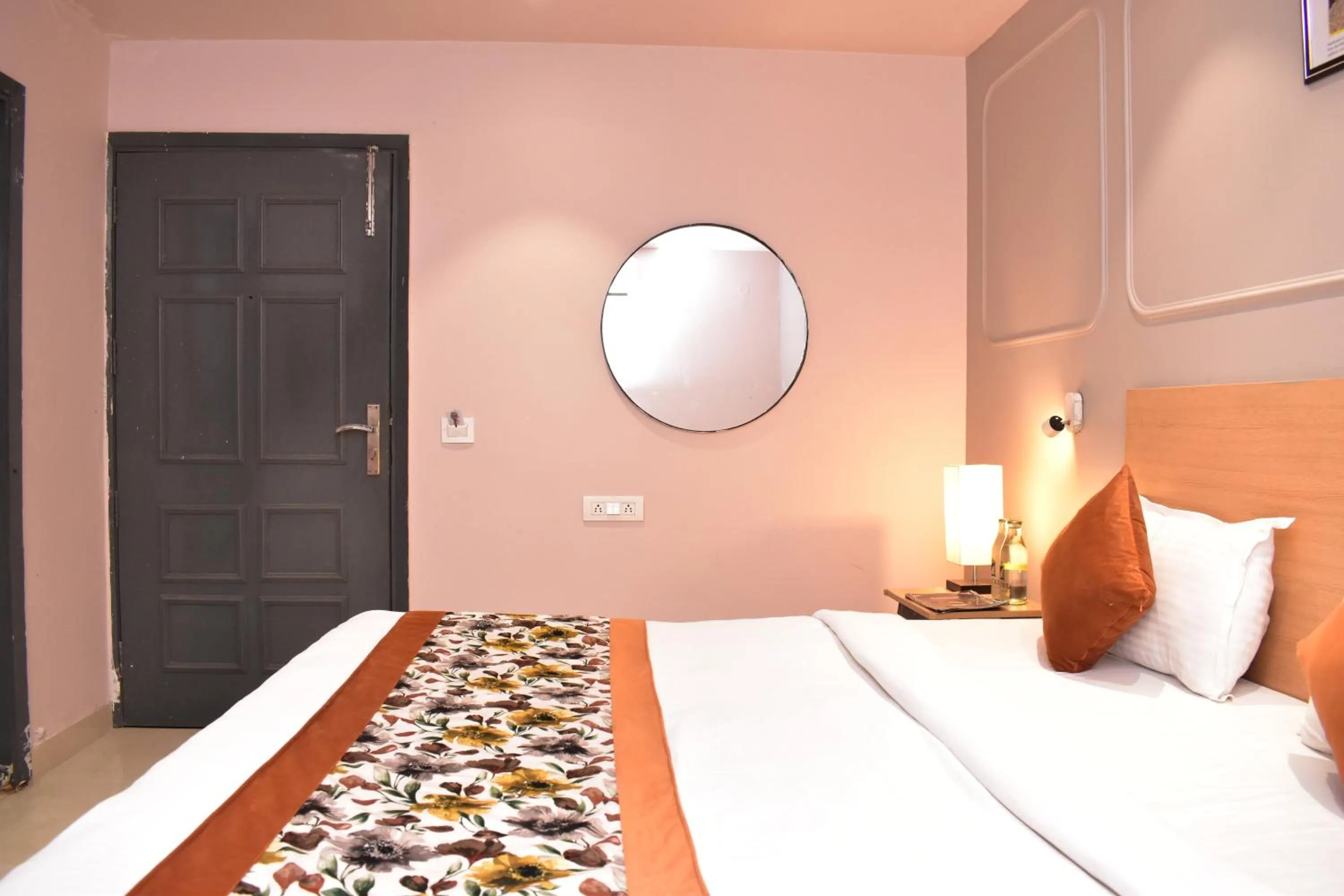 Bed in Qotel Comfort Golden Saffron Punjabi Bagh New Delhi