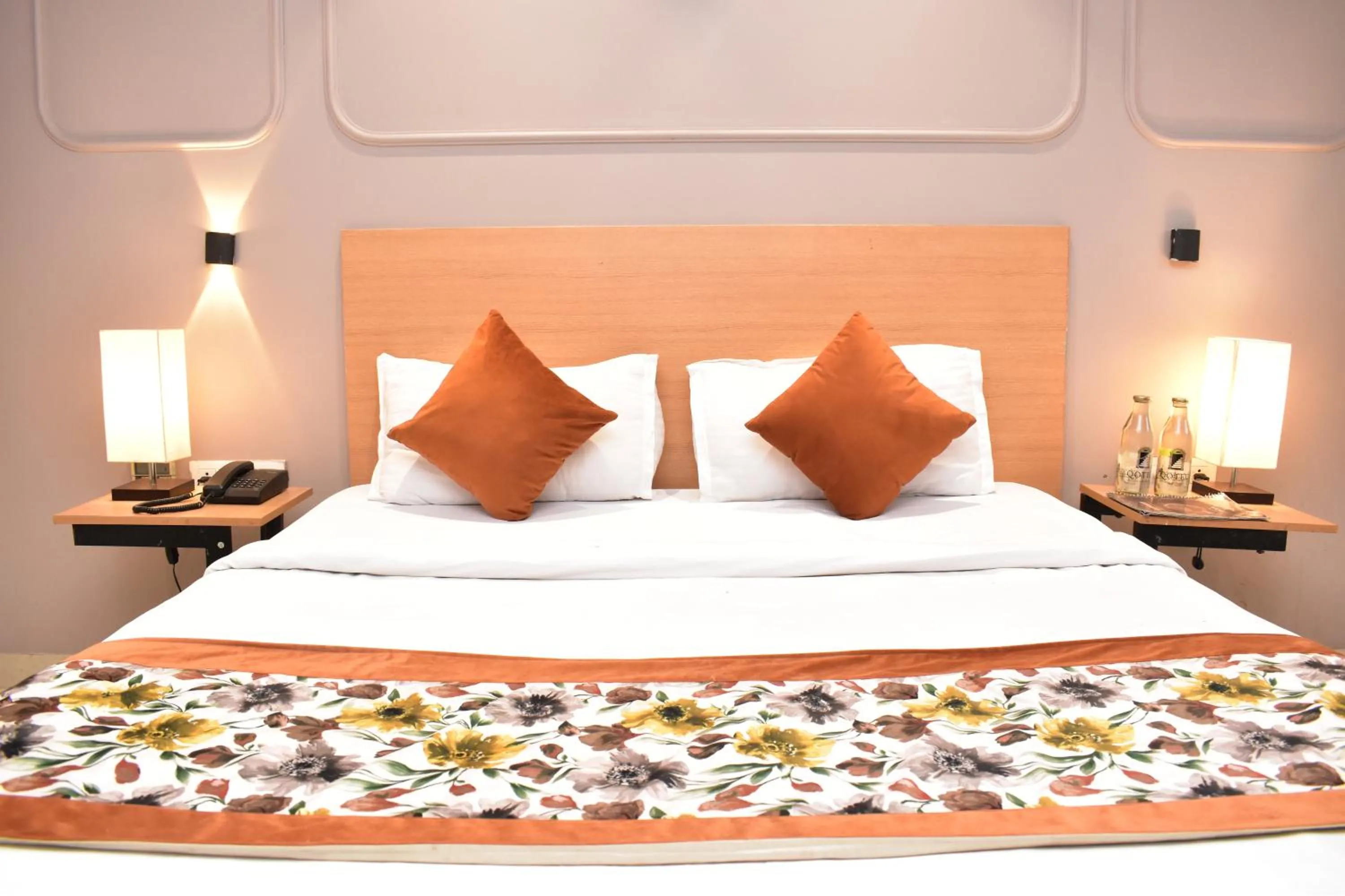 Bed in Qotel Comfort Golden Saffron Punjabi Bagh New Delhi