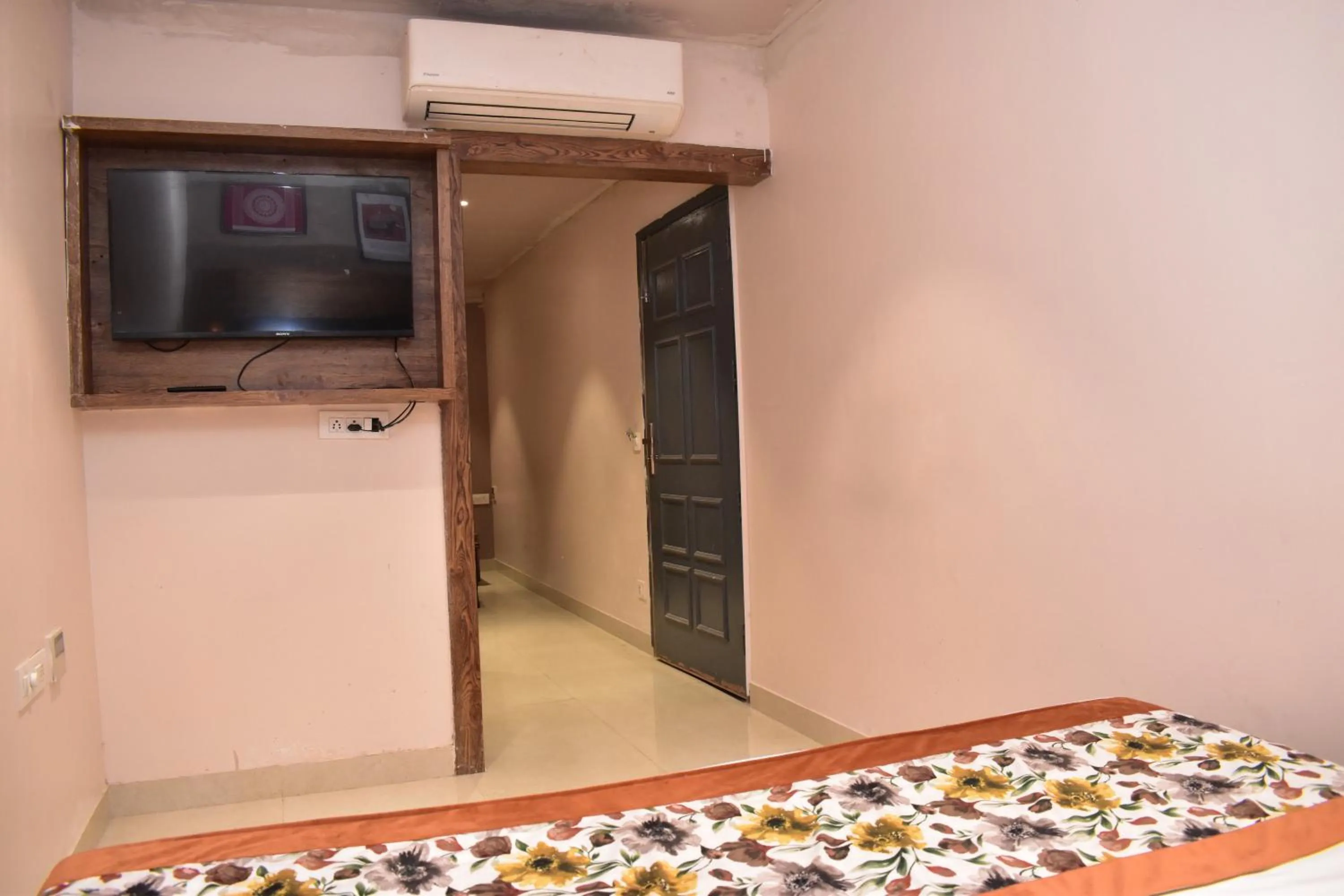 Bed in Qotel Comfort Golden Saffron Punjabi Bagh New Delhi