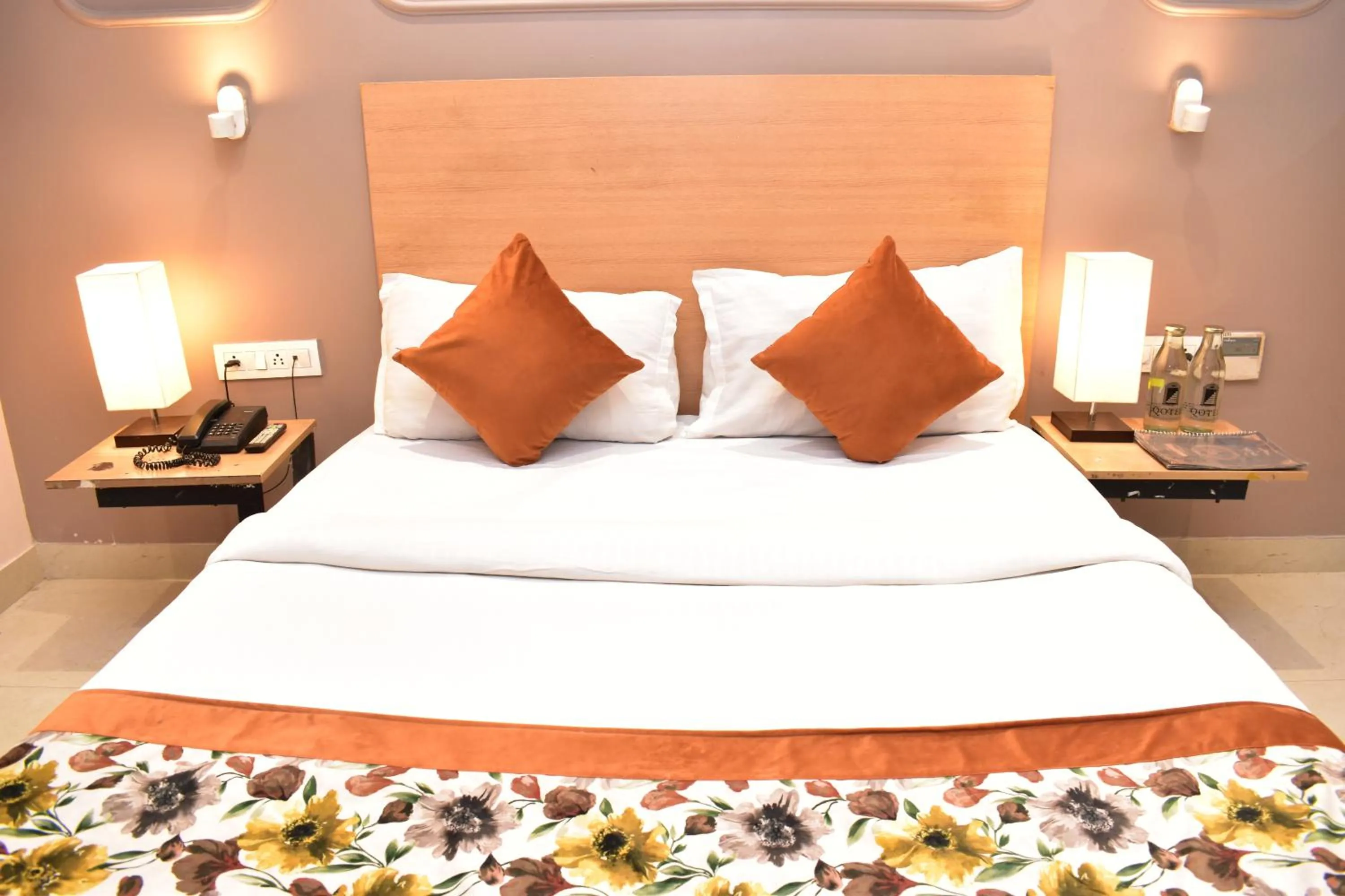 Bed in Qotel Comfort Golden Saffron Punjabi Bagh New Delhi