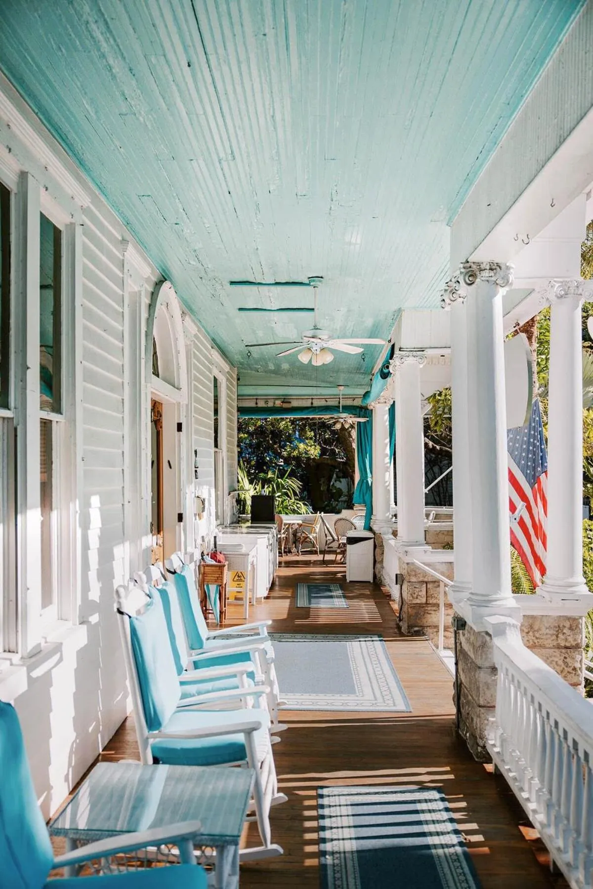 Classic Queen - Curry Mansion with Heated Pool