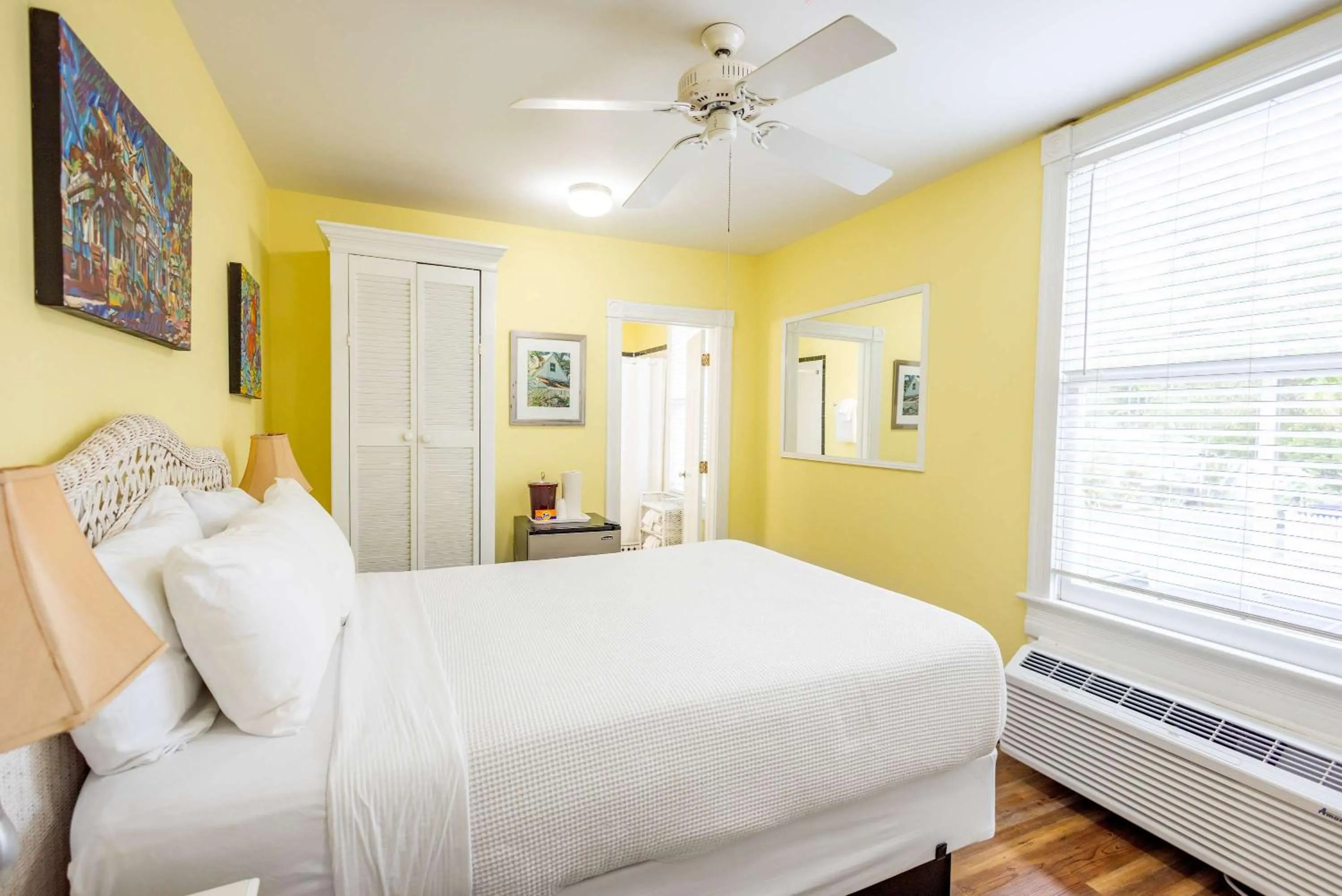 Bed in Classic Queen - Curry Mansion with Heated Pool