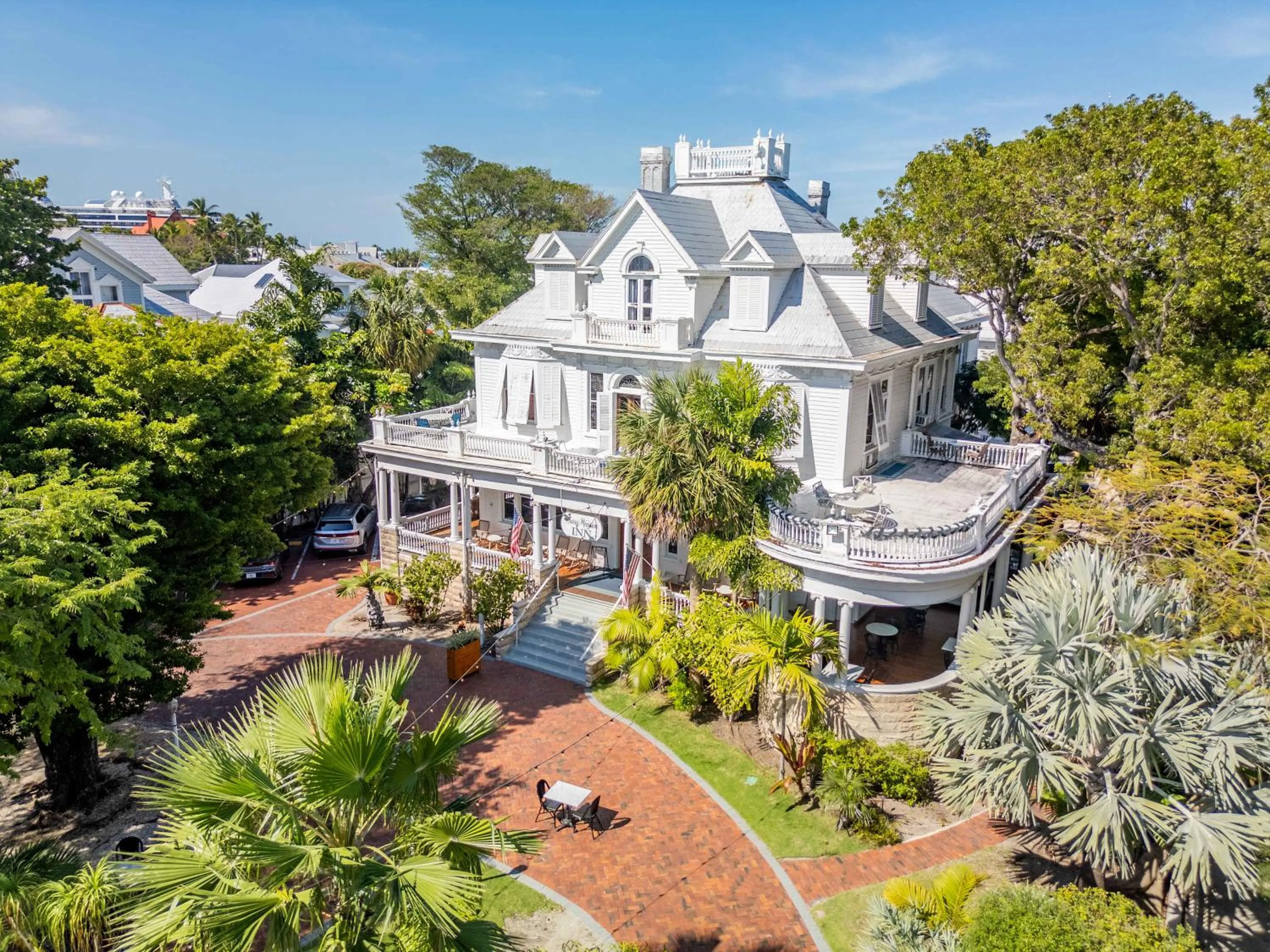 Classic Queen - Curry Mansion with Heated Pool