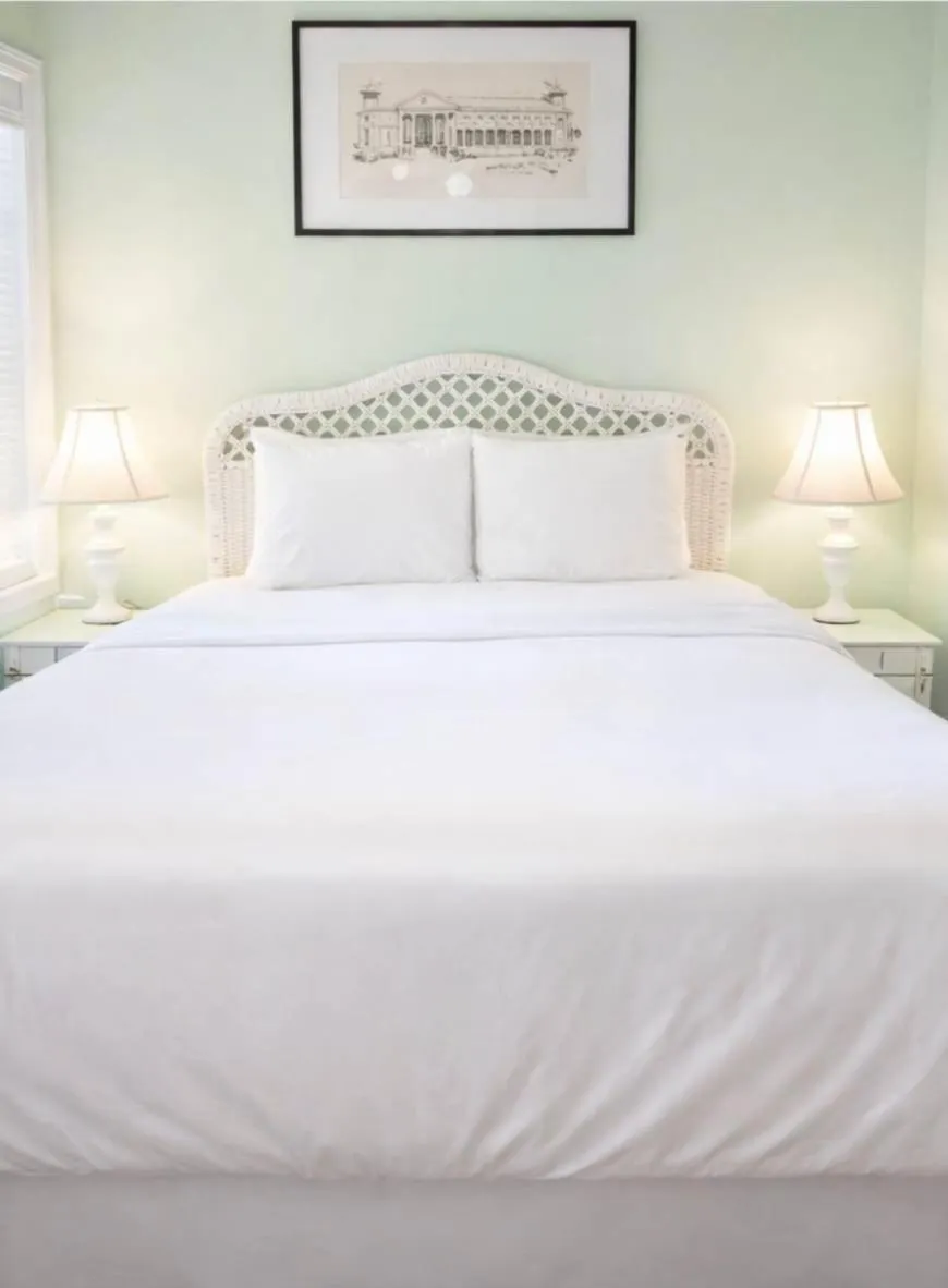 Bed in Classic Queen - Curry Mansion with Heated Pool