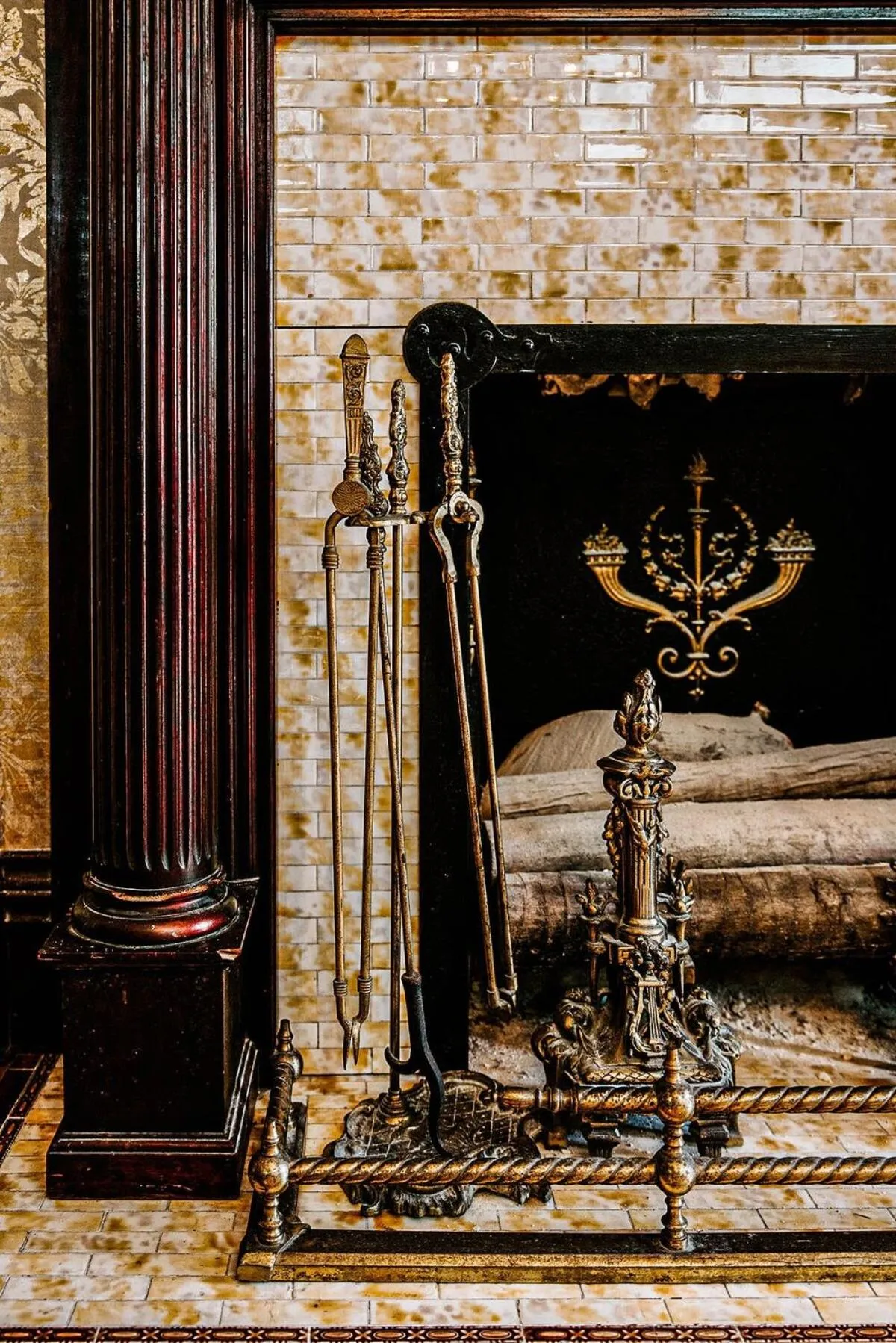 Classic Queen - Curry Mansion with Heated Pool