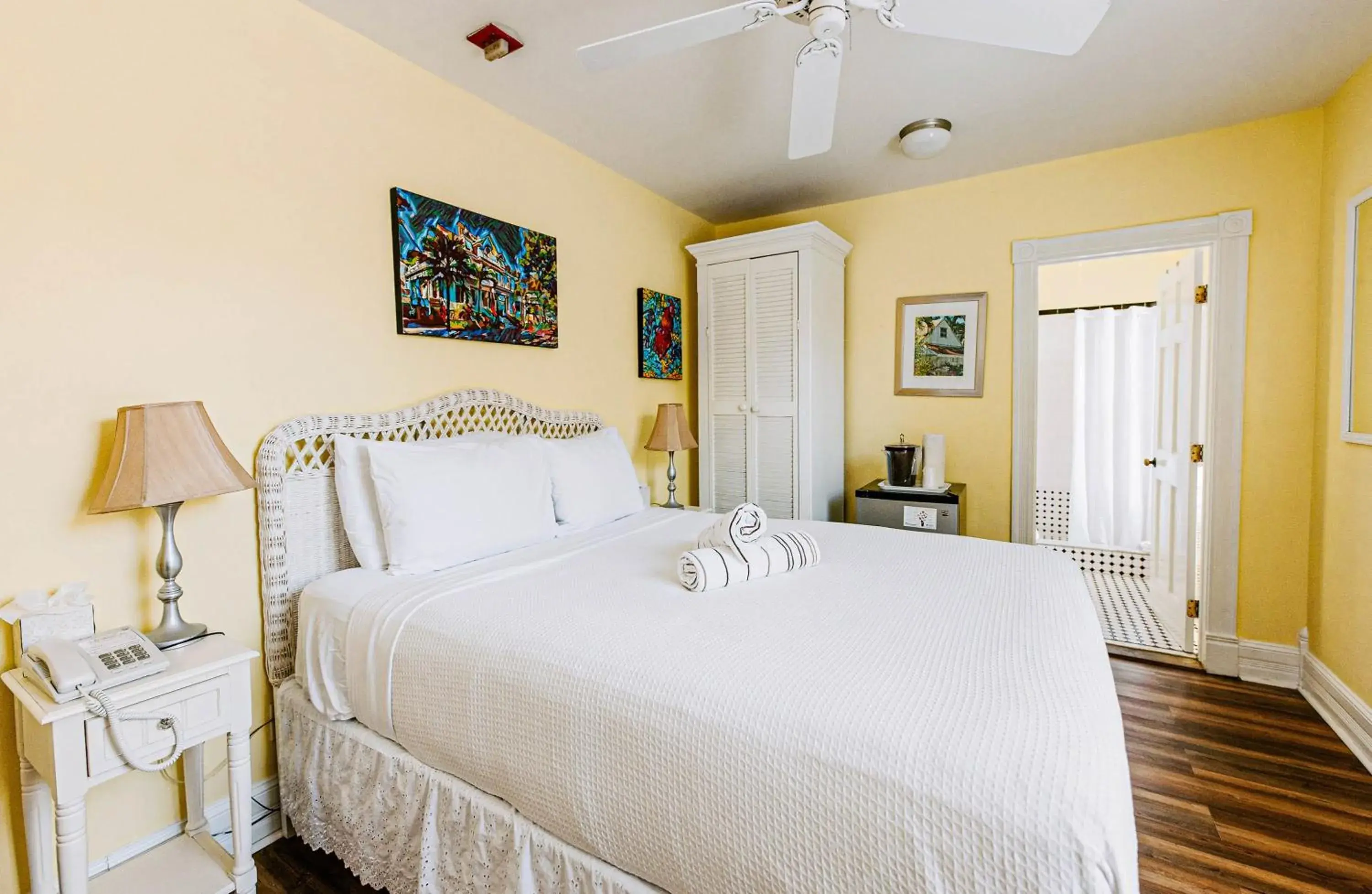 Classic Queen - Curry Mansion with Heated Pool Classic Queen - Curry Mansion with Heated Pool