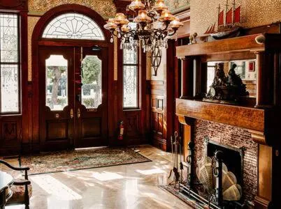 Classic Queen - Curry Mansion with Heated Pool