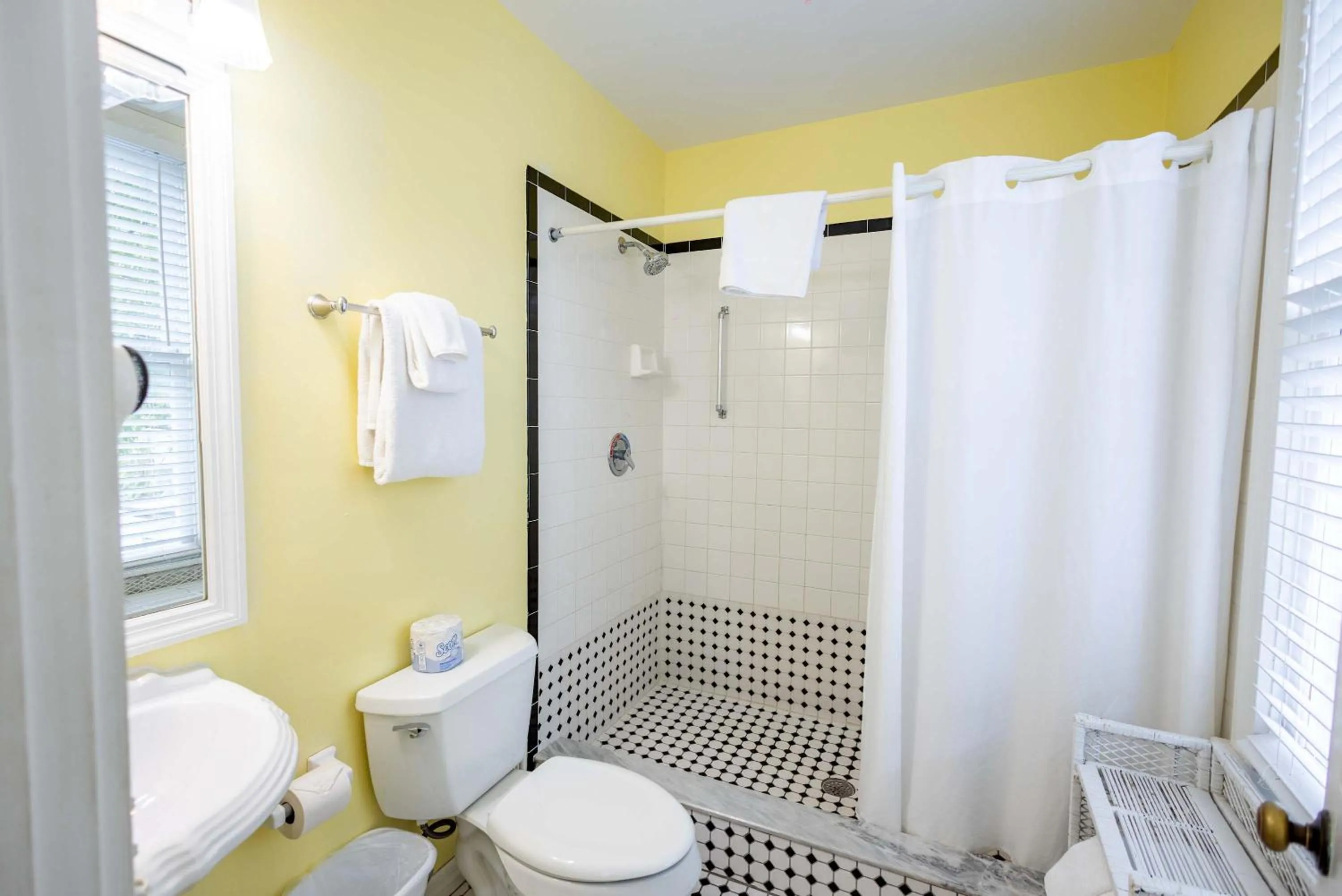 Classic Queen - Curry Mansion with Heated Pool