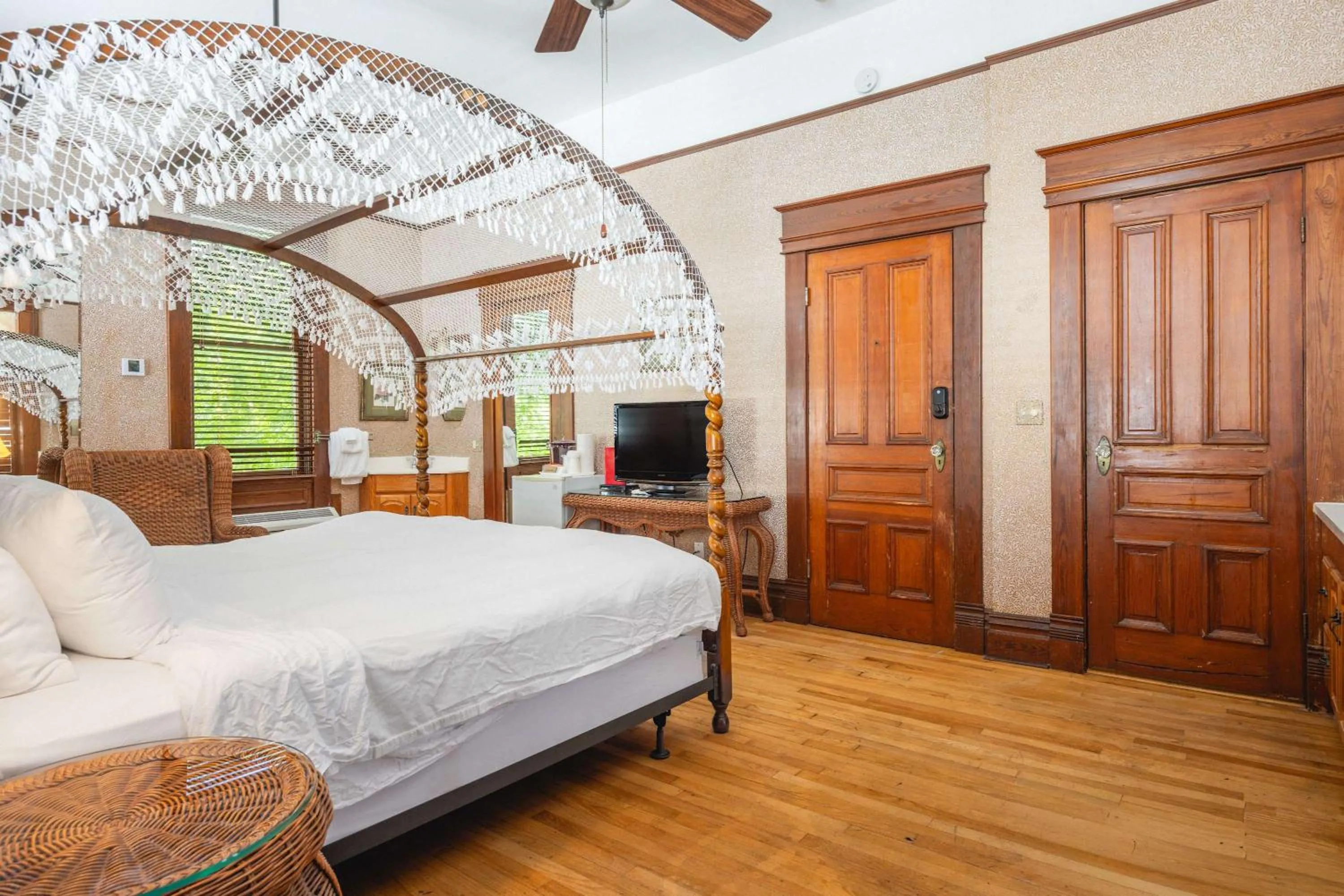 Deluxe King - Curry Mansion with Pool!