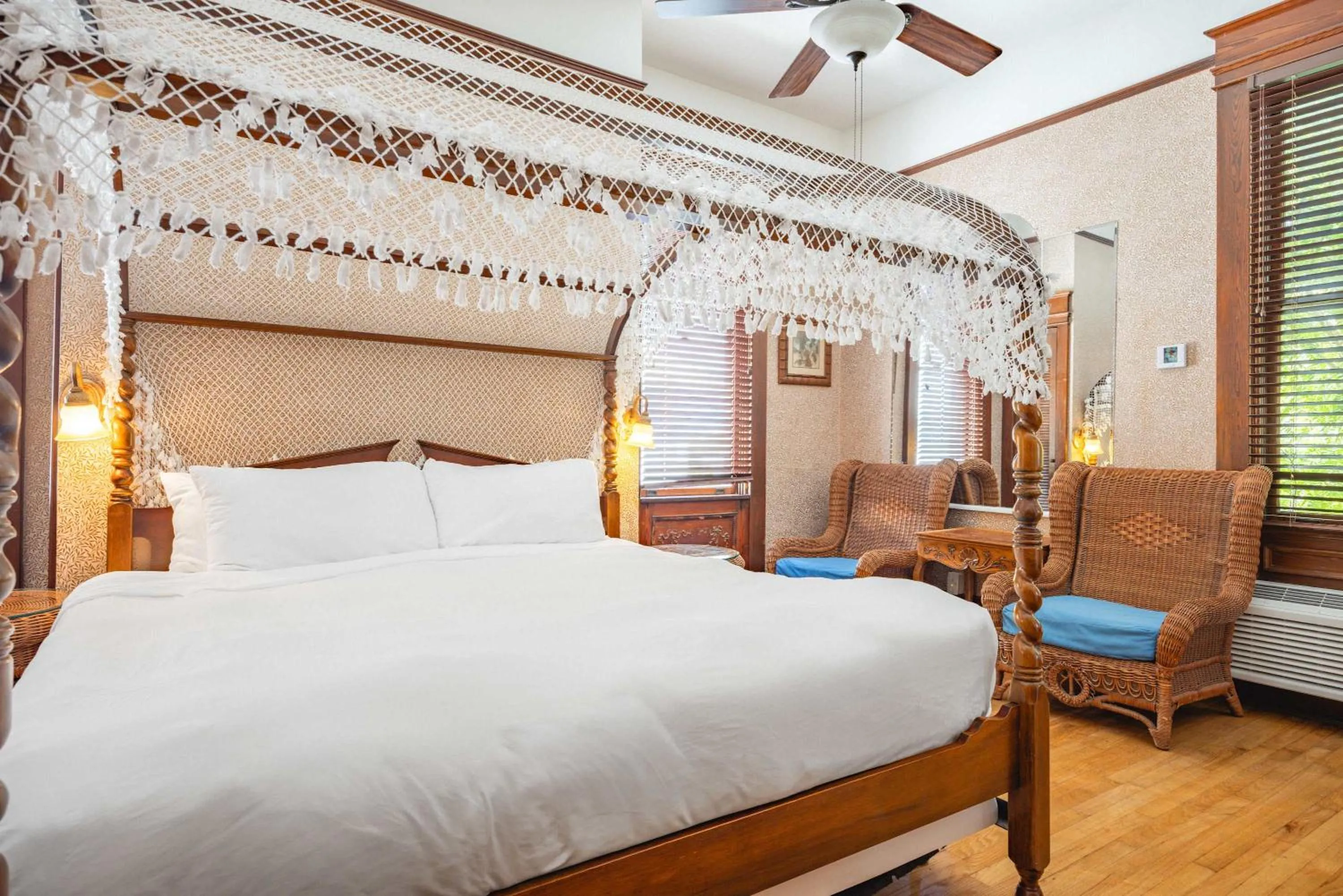 Deluxe King - Curry Mansion with Pool!