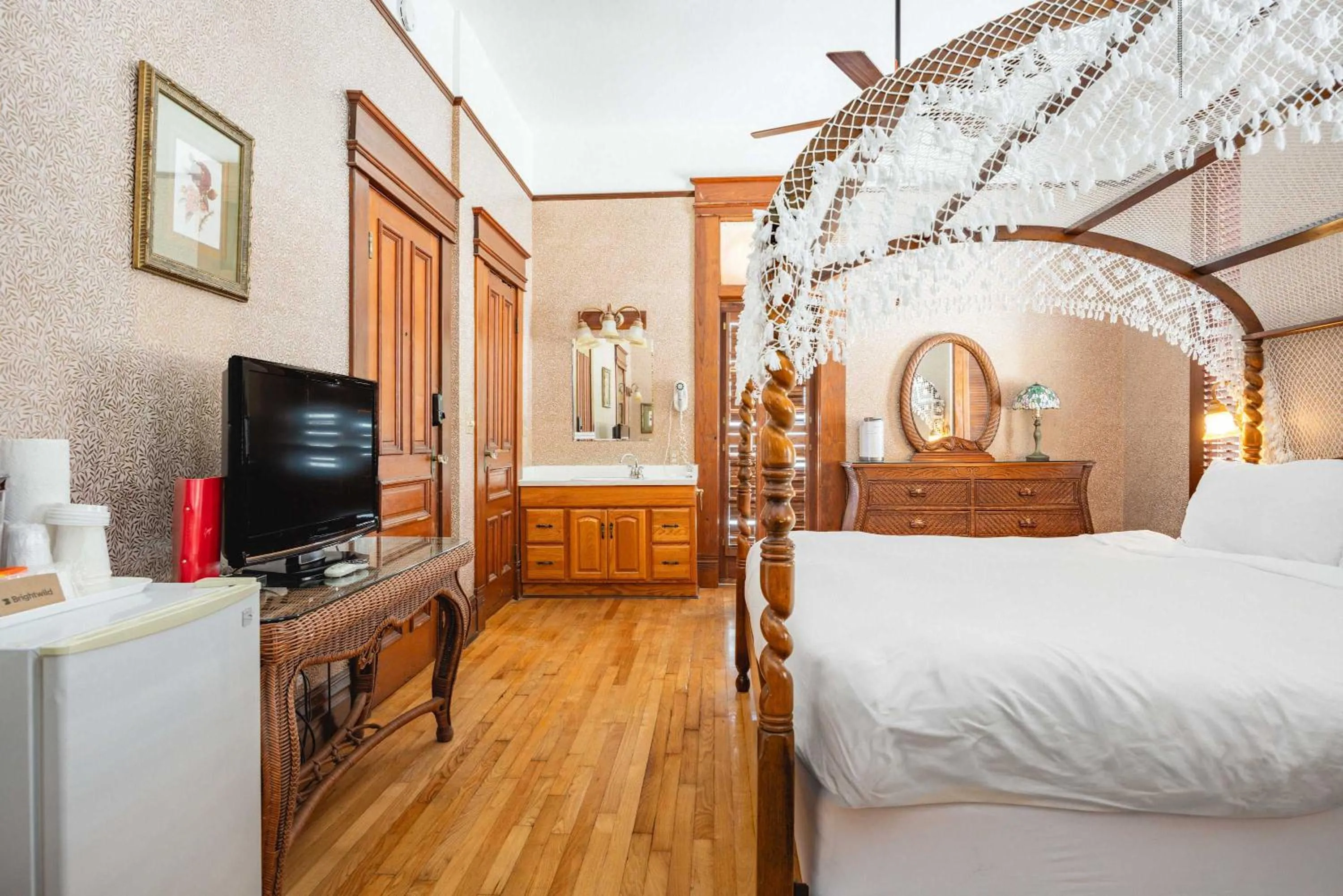 Deluxe King - Curry Mansion with Pool!