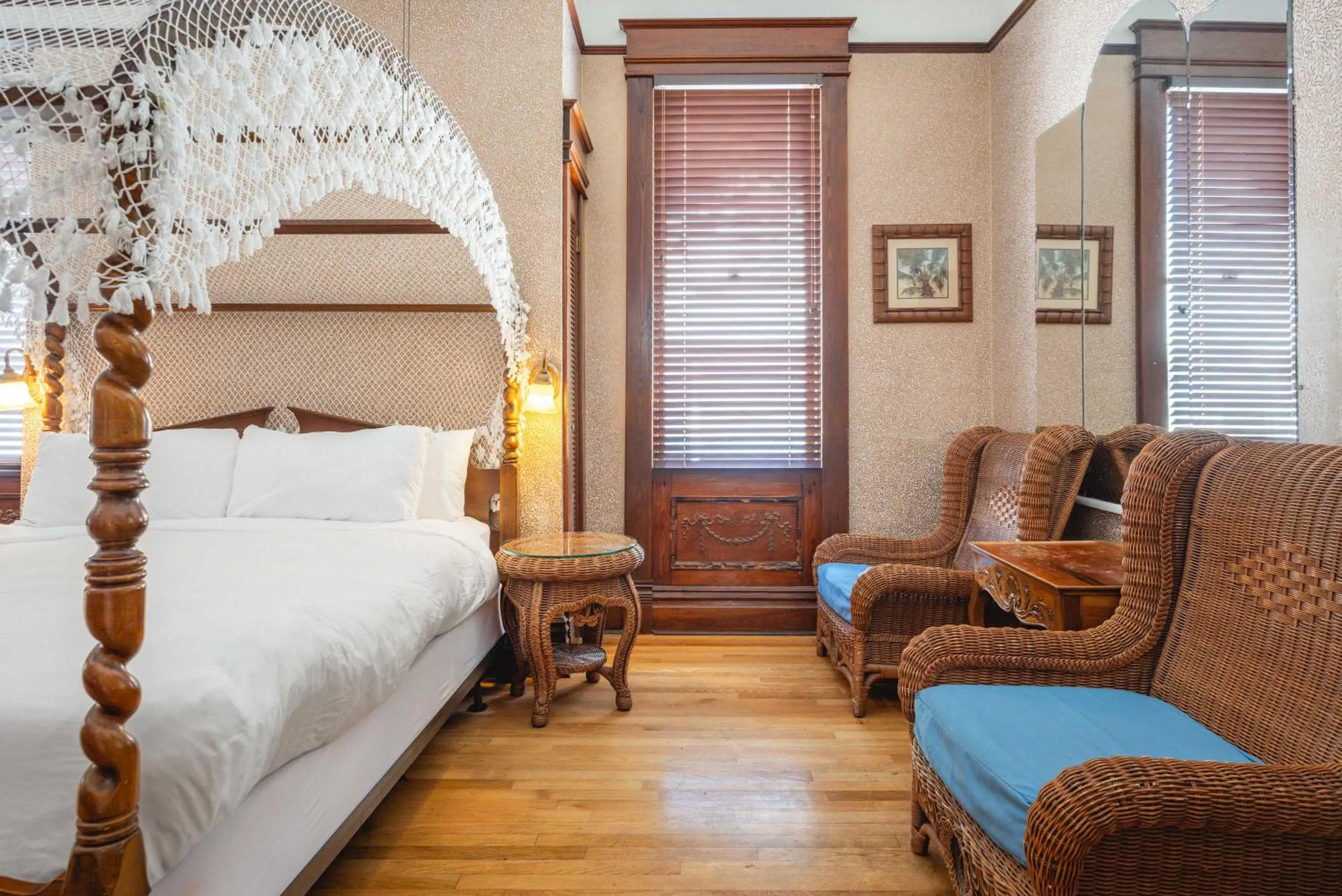 Deluxe King - Curry Mansion with Pool!