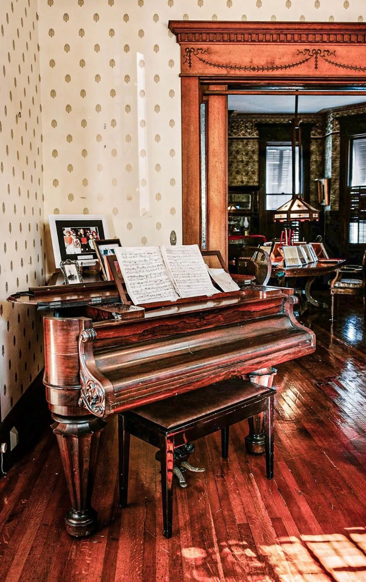 Deluxe Queen at the Curry Mansion - Parking & Heated Pool!