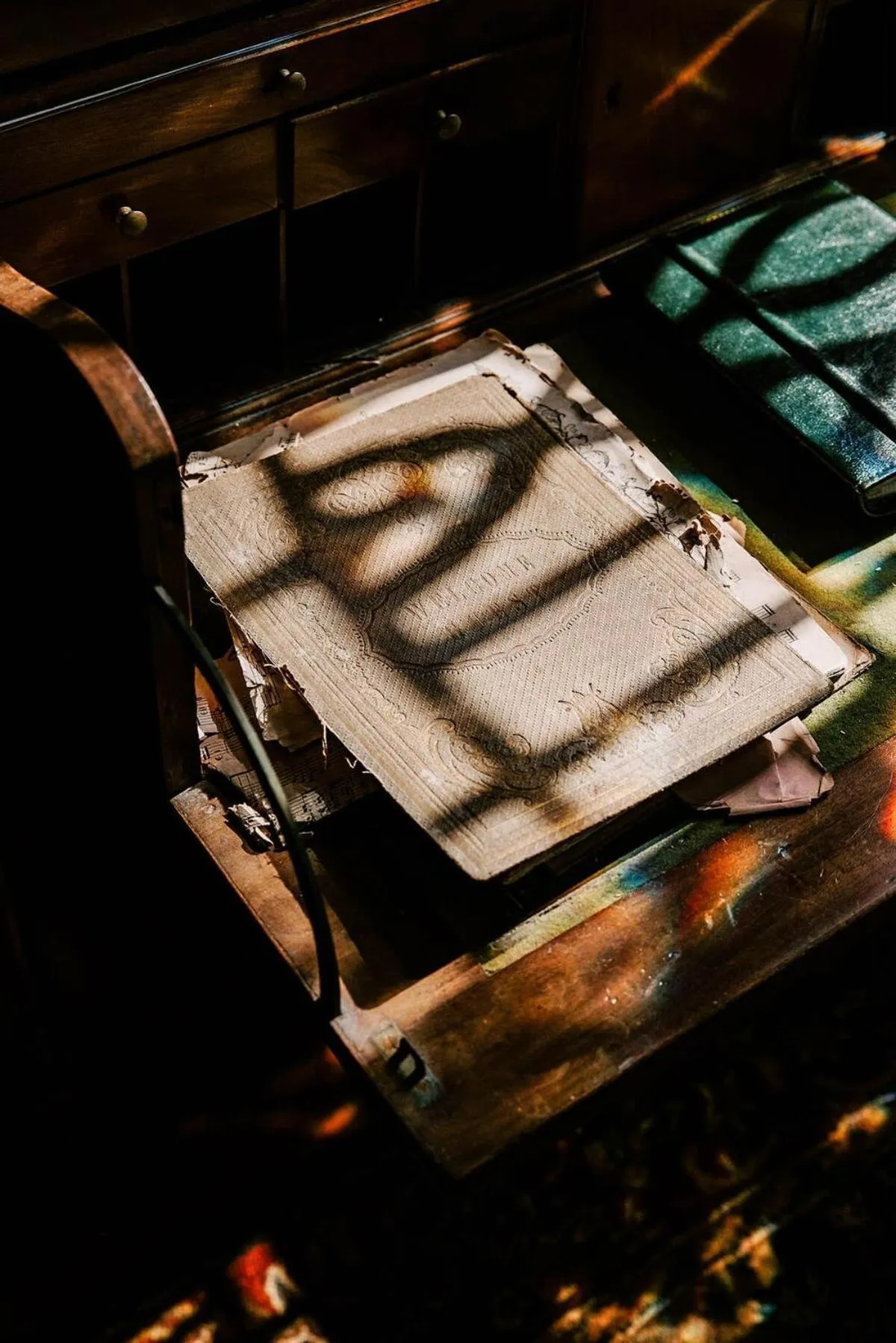 Deluxe Queen at the Curry Mansion - Parking & Heated Pool!