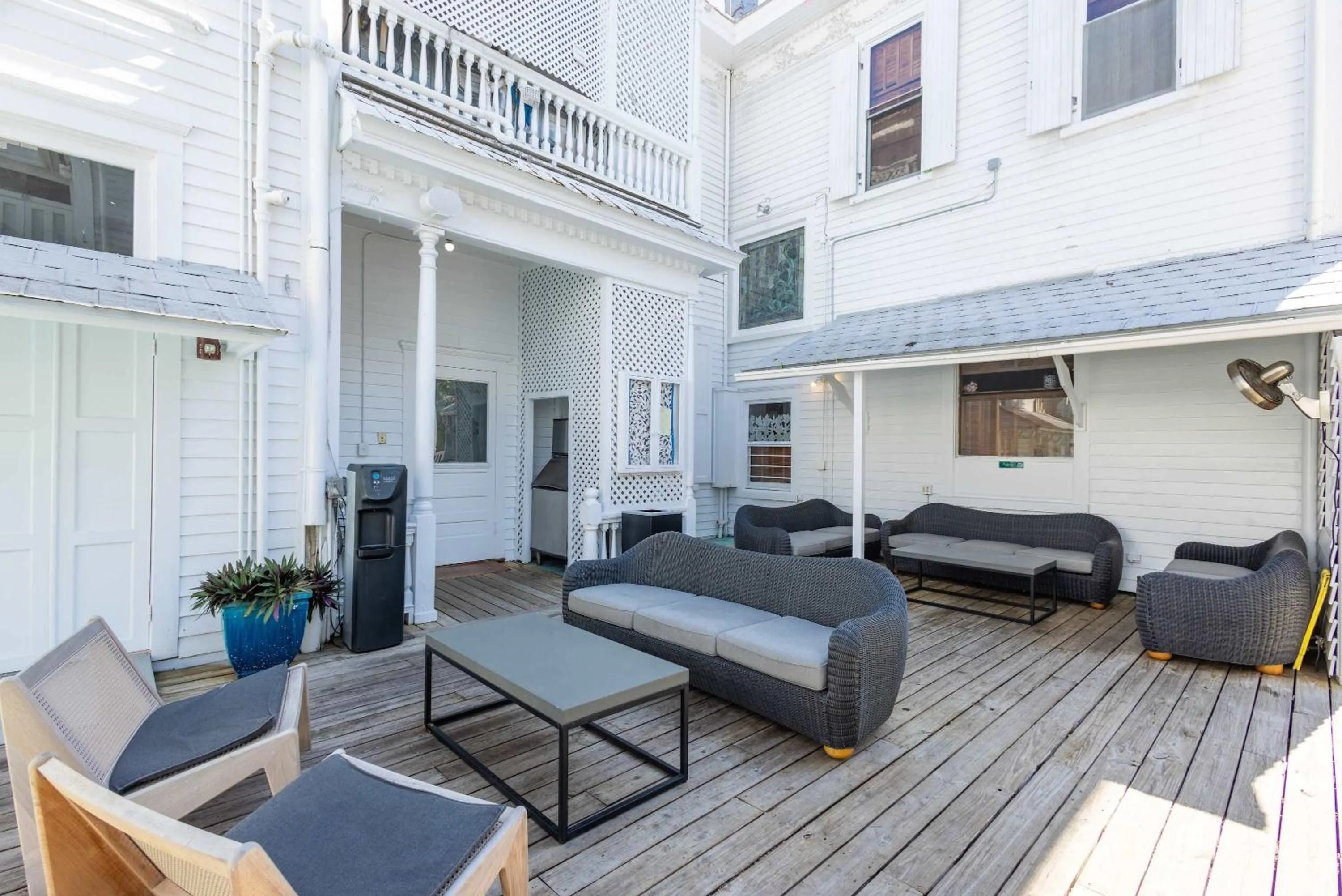 Deluxe Queen at the Curry Mansion - Parking & Heated Pool!